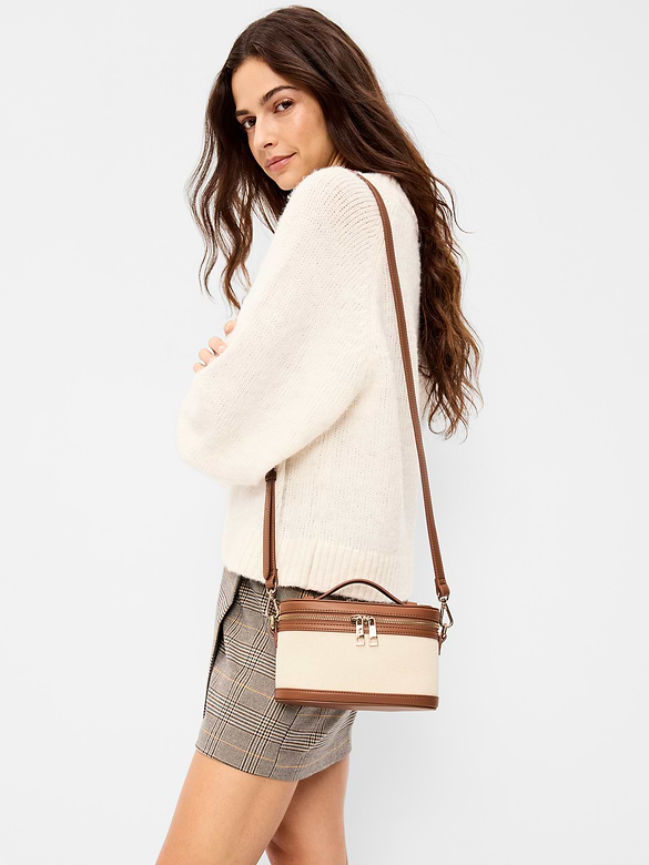 Sac convertible à poignée sur le dessus.