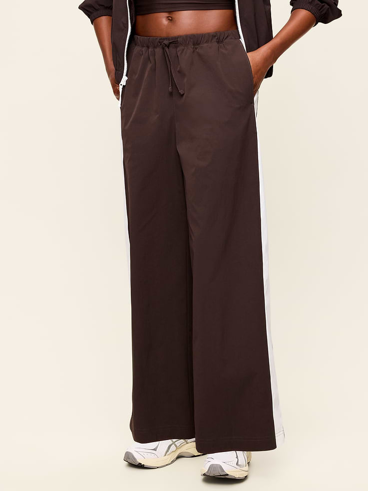 L'image numéro 1 présente Pantalon sport tissé léger à taille haute Tech Trek