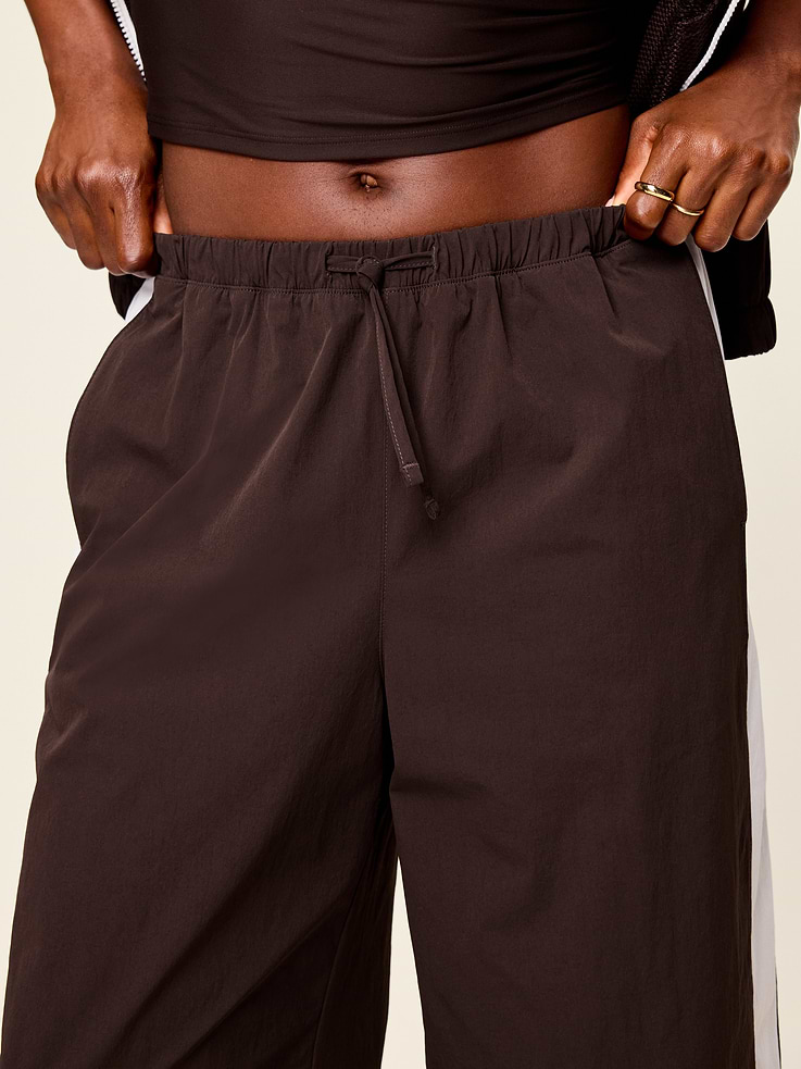 L'image numéro 5 présente Pantalon sport tissé léger à taille haute Tech Trek