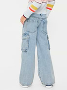 L'image numéro 2 présente Jean cargo coupe très généreuse à jambe large à taille basse pour fille