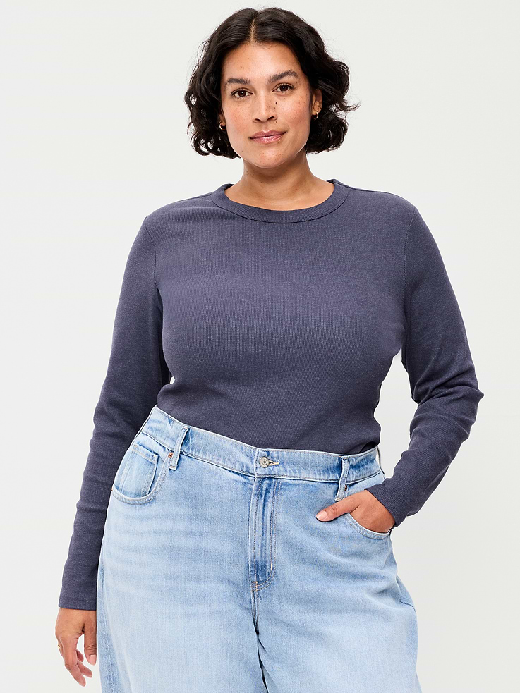 L'image numéro 7 présente T-shirt ajusté à col rond et à manches longues