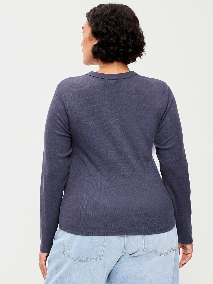 L'image numéro 8 présente T-shirt ajusté à col rond et à manches longues