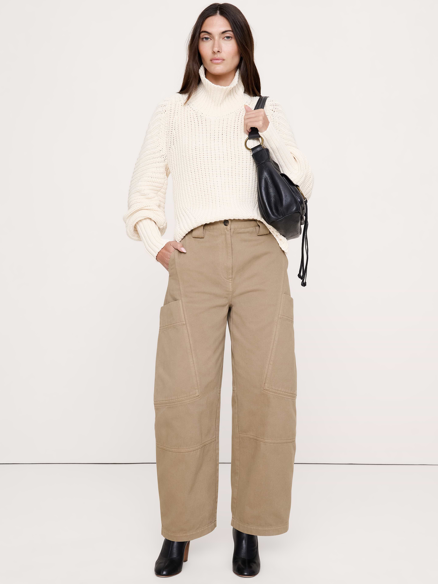 L'image numéro 1 présente Pantalon coupe baril à taille haute en lin et coton