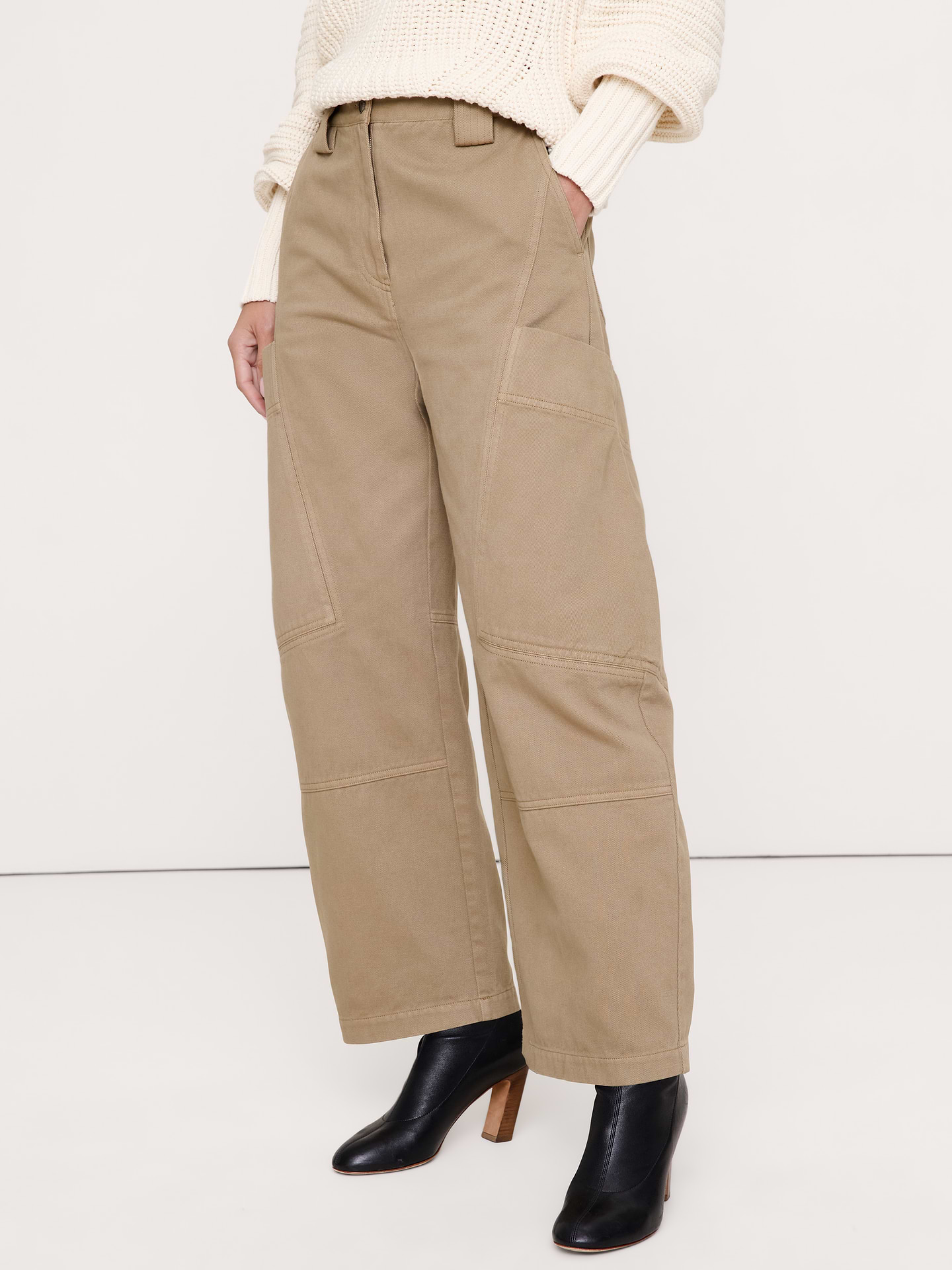 L'image numéro 4 présente Pantalon coupe baril à taille haute en lin et coton