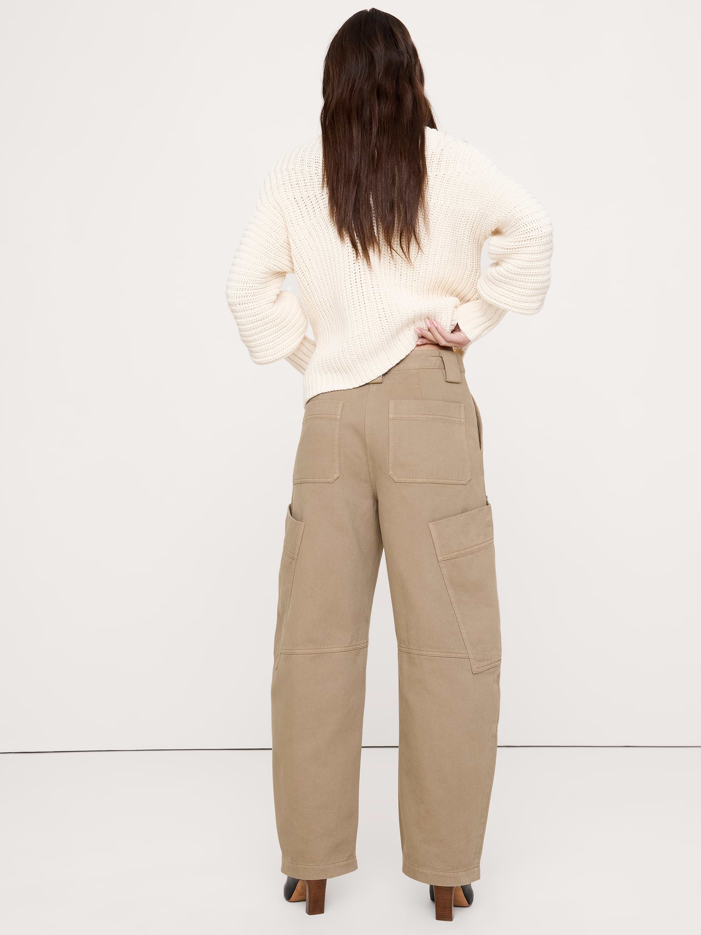 L'image numéro 3 présente Pantalon coupe baril à taille haute en lin et coton