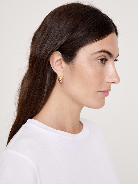 Petits anneaux d’oreilles en forme de traits