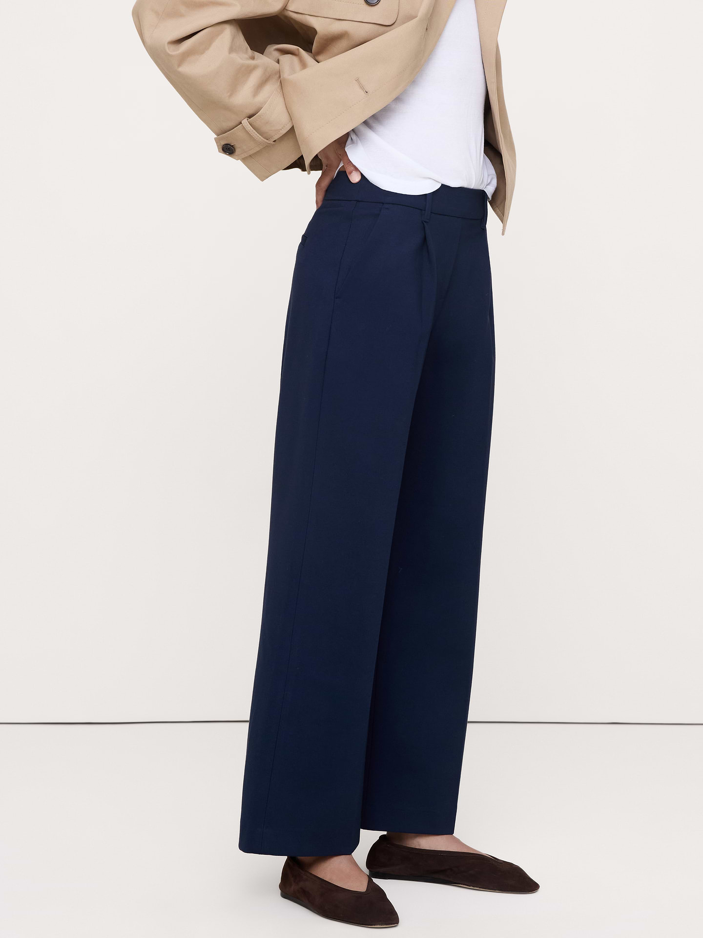 L'image numéro 3 présente Pantalon à taille haute élastique, jambe large, en tricot point de Rome fluide