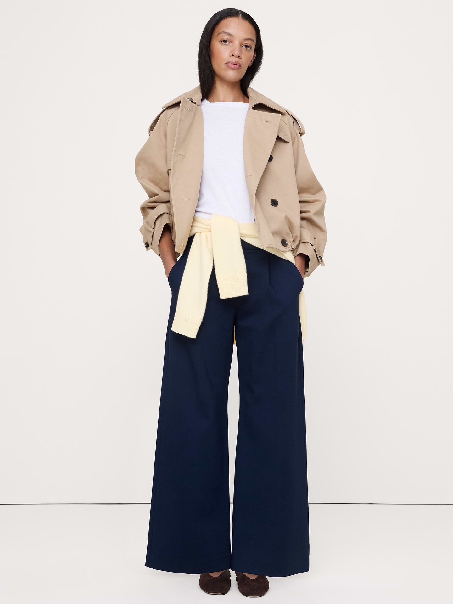 L'image numéro 1 présente Pantalon à taille haute élastique, jambe large, en tricot point de Rome fluide