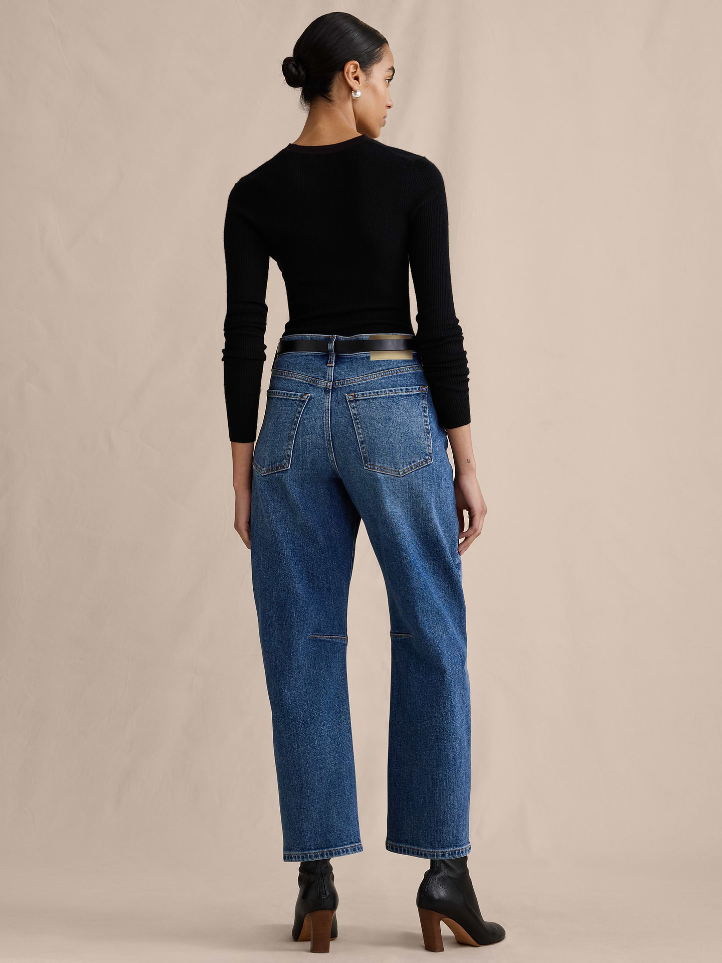 L'image numéro 7 présente Jean court coupe baril taille mi-basse