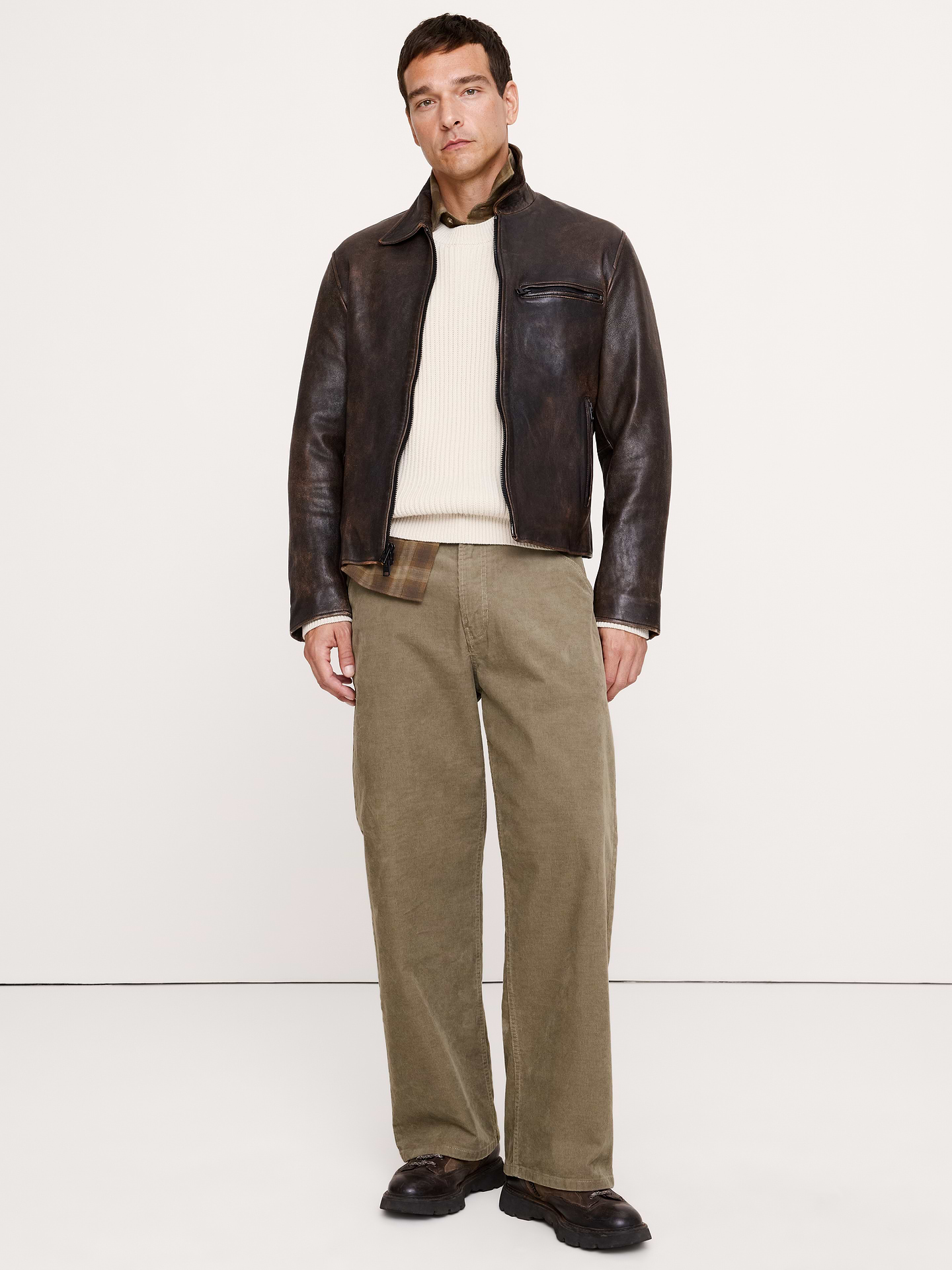 Image 1 de 8, Nous avons confectionné ce pantalon dans un velours côtelé prêt pour le temps froid avec une touche d’extensibilité pour un confort accru. De plus, il est spécialement lavé pour une douceur incroyable., Coupe ample: taille mi-basse, hanches et cuisses amples, silhouette large., Braguette avec fermeture à glissière et bouton., Modèle à cinq poches., Produit #906684