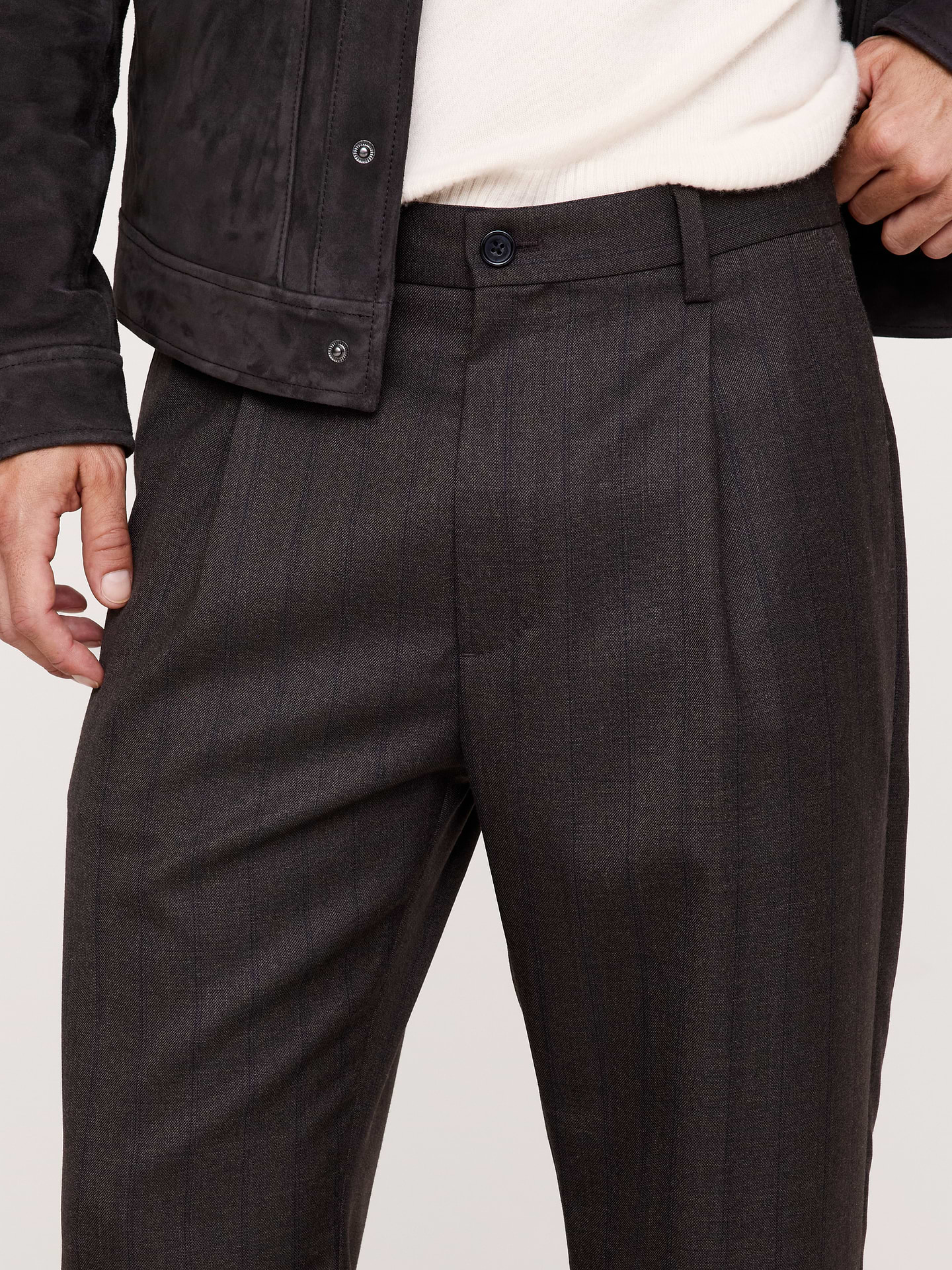 L'image numéro 4 présente Pantalon habillé à coupe classique fuselée en sergé
