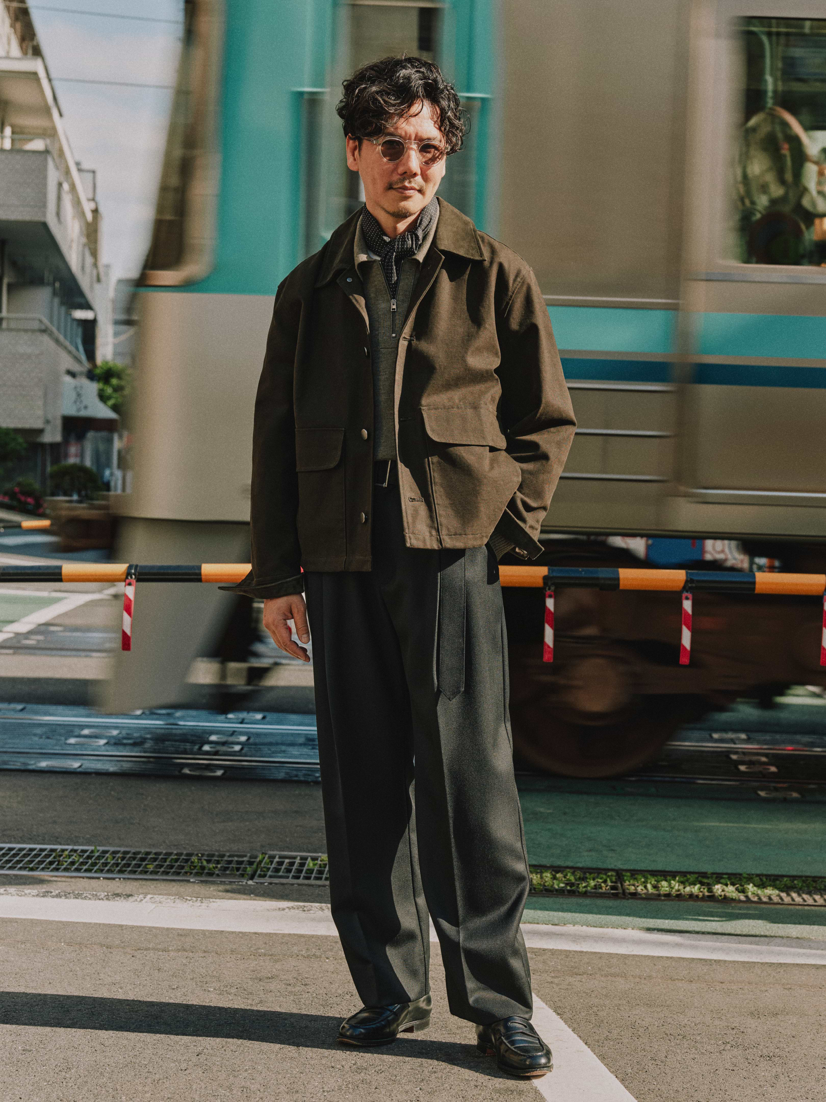 L'image numéro 6 présente Pantalon habillé à coupe ample en sergé avec ceinture