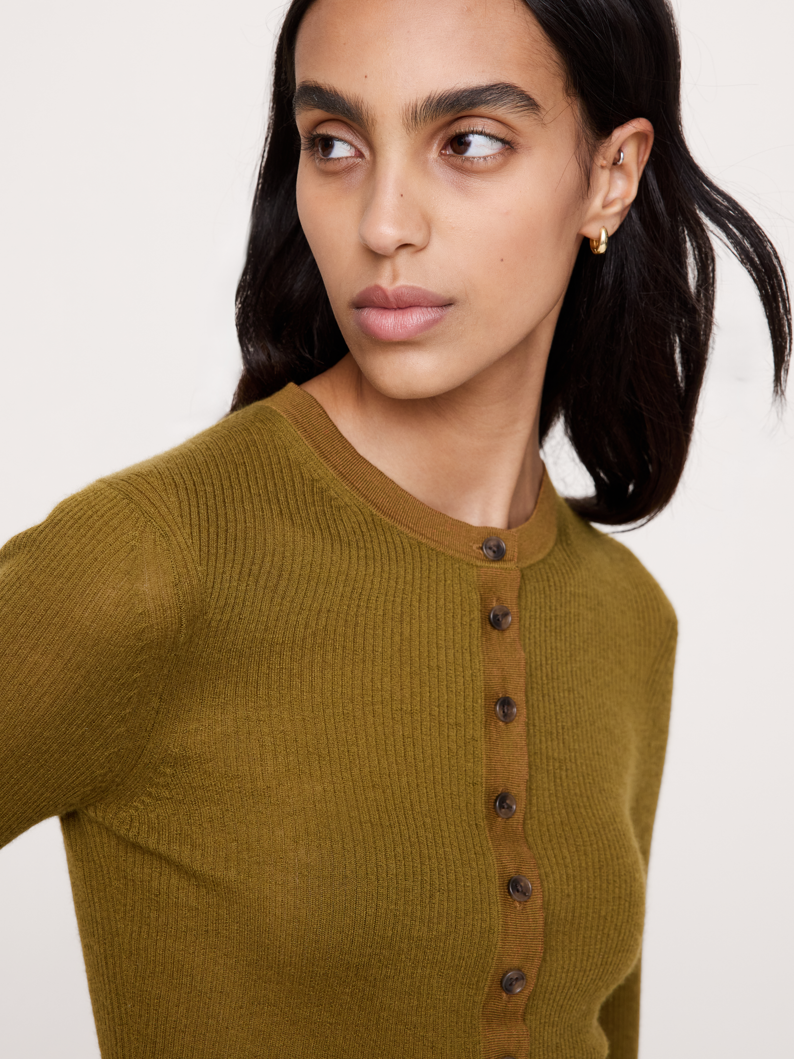 L'image numéro 4 présente Henley en cachemire ultra-léger