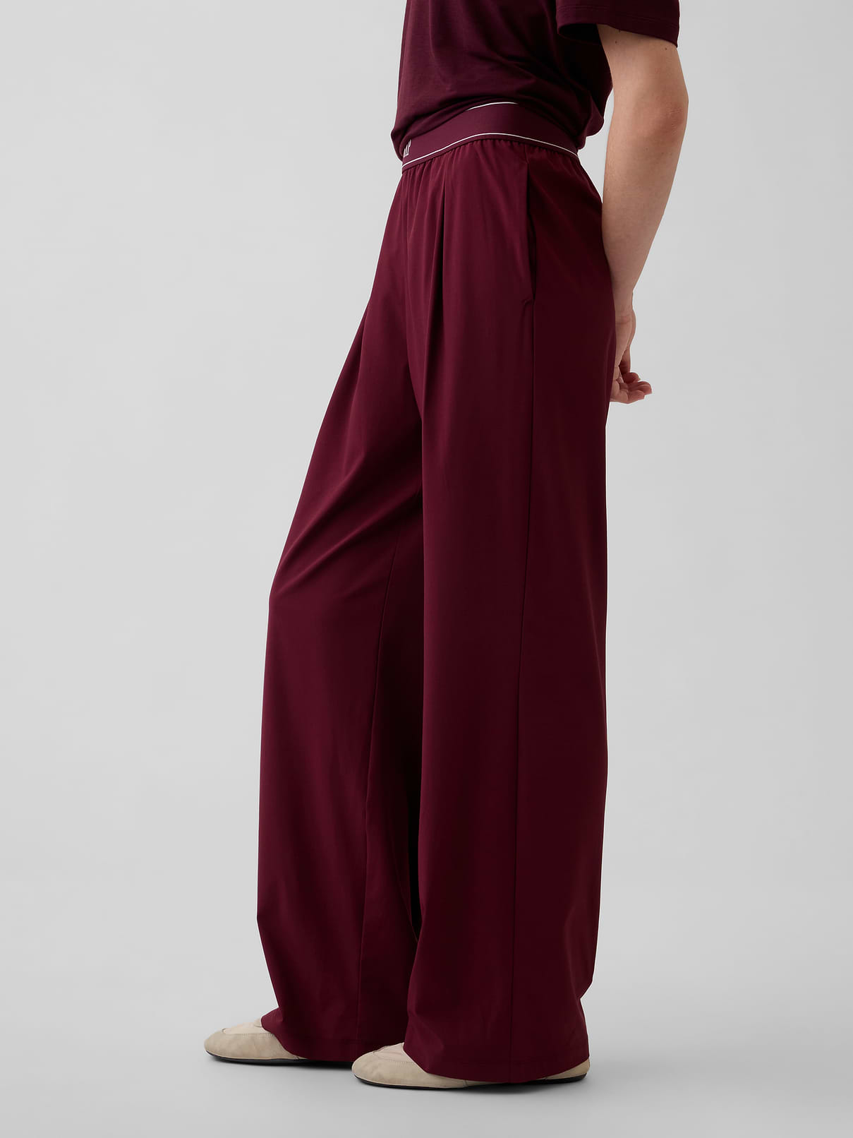 Image number 3 showing, GapFit Pleated Easy Logo Pants