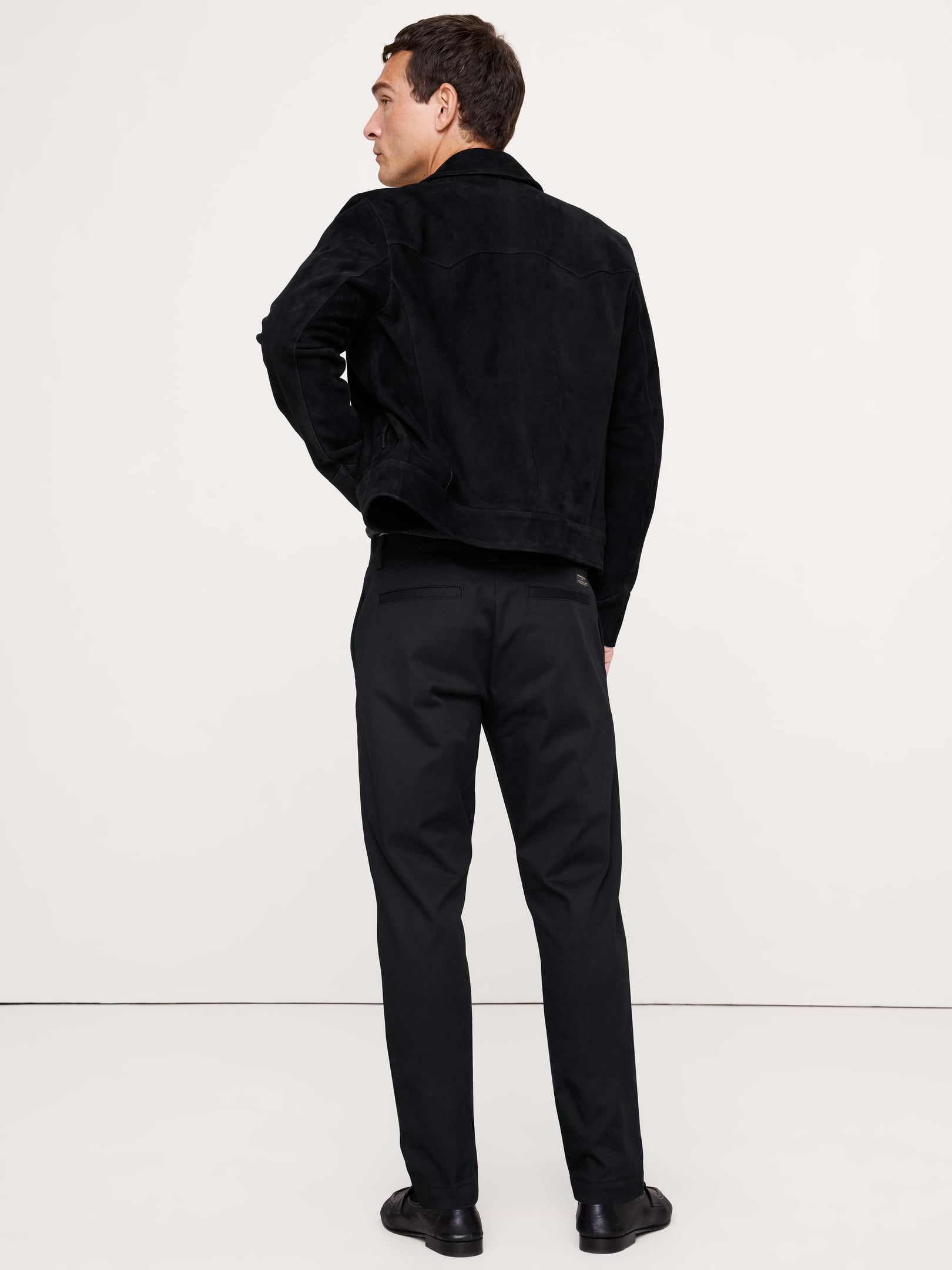 L'image numéro 3 présente Pantalon à coupe athlétique en chino extensible italien