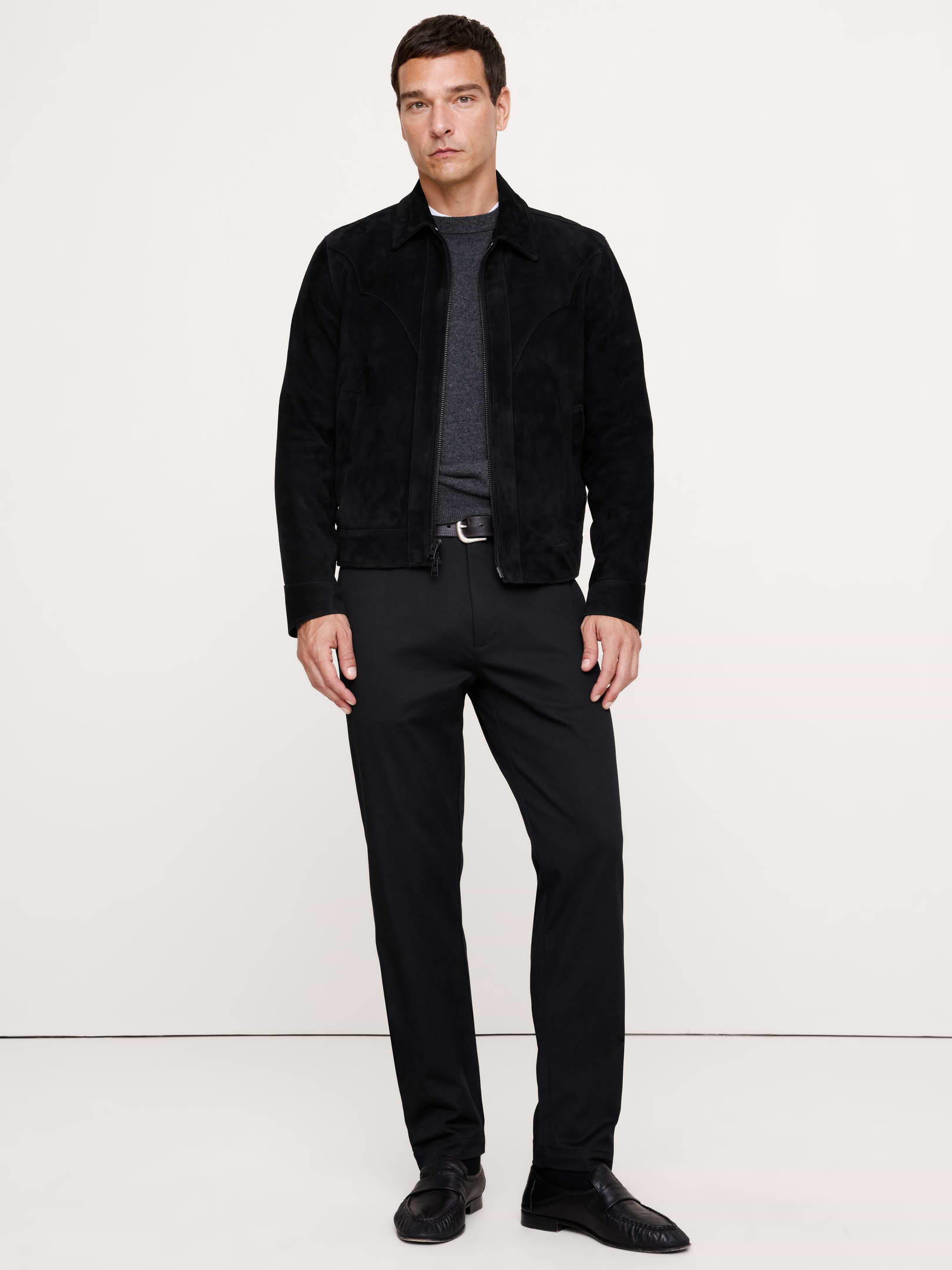 L'image numéro 1 présente Pantalon à coupe athlétique en chino extensible italien