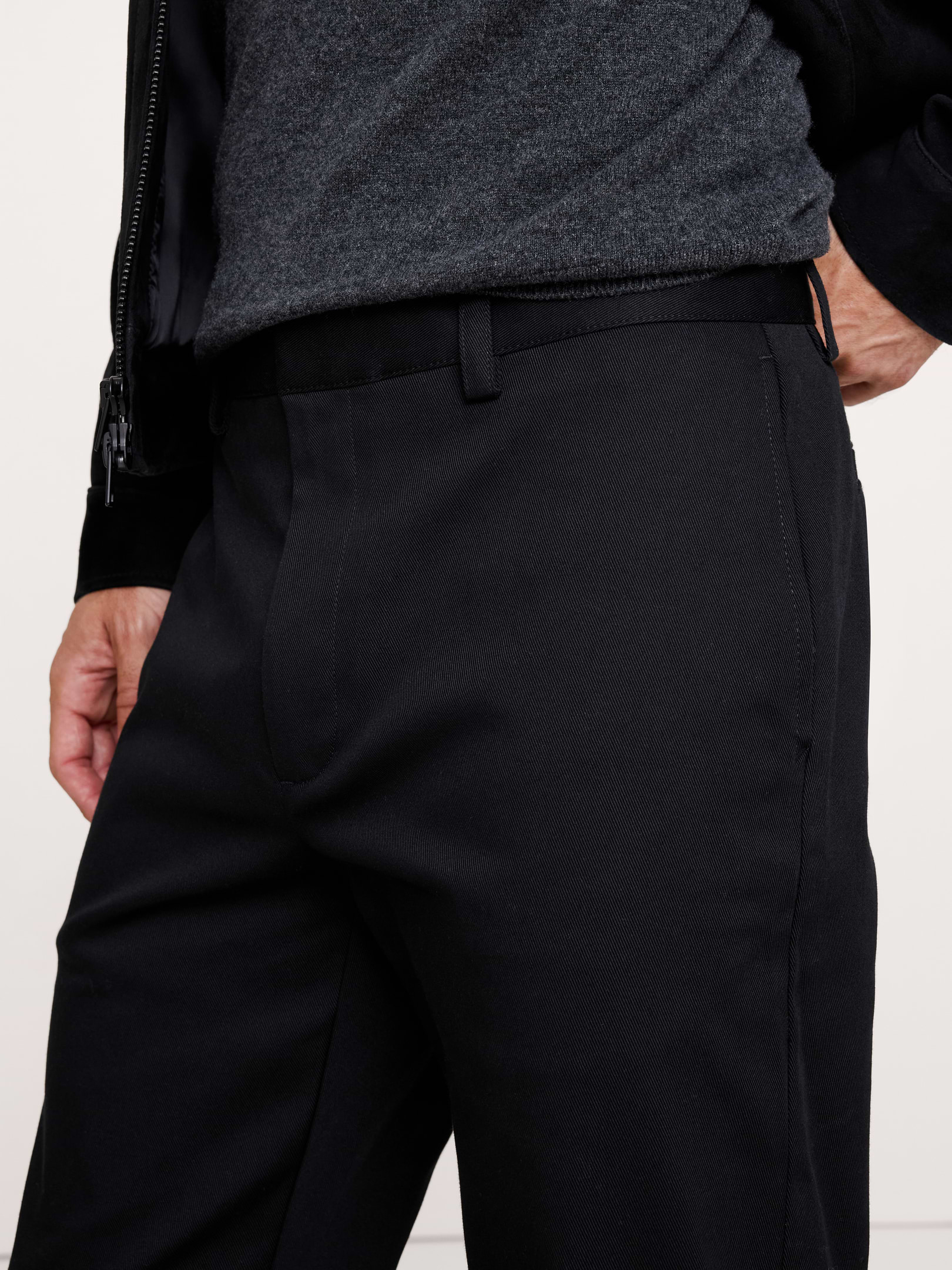 L'image numéro 4 présente Pantalon à coupe athlétique en chino extensible italien