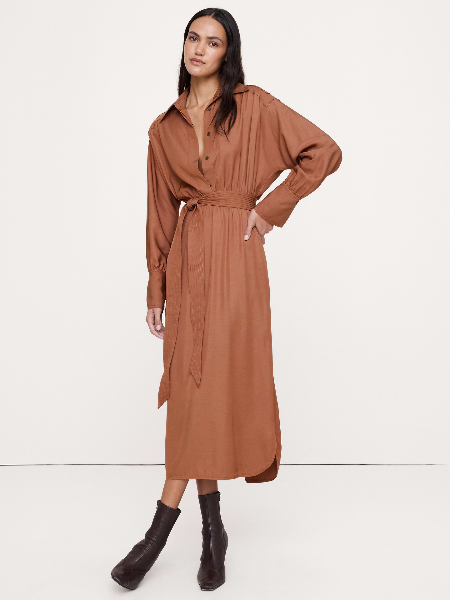 L'image numéro 1 présente Robe-chemisier mi-longue en viscose