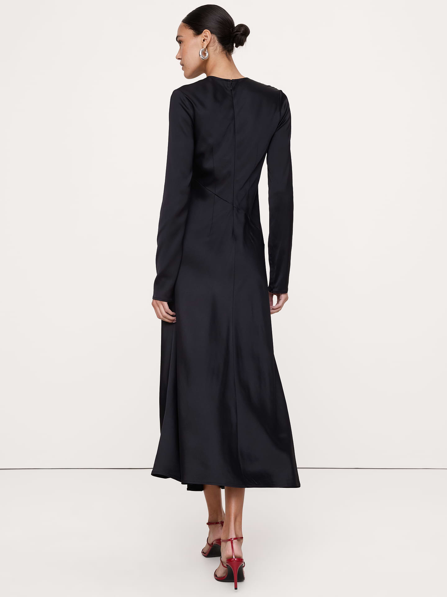 L'image numéro 3 présente Robe longue coupée en biais avec fente en satin extensible