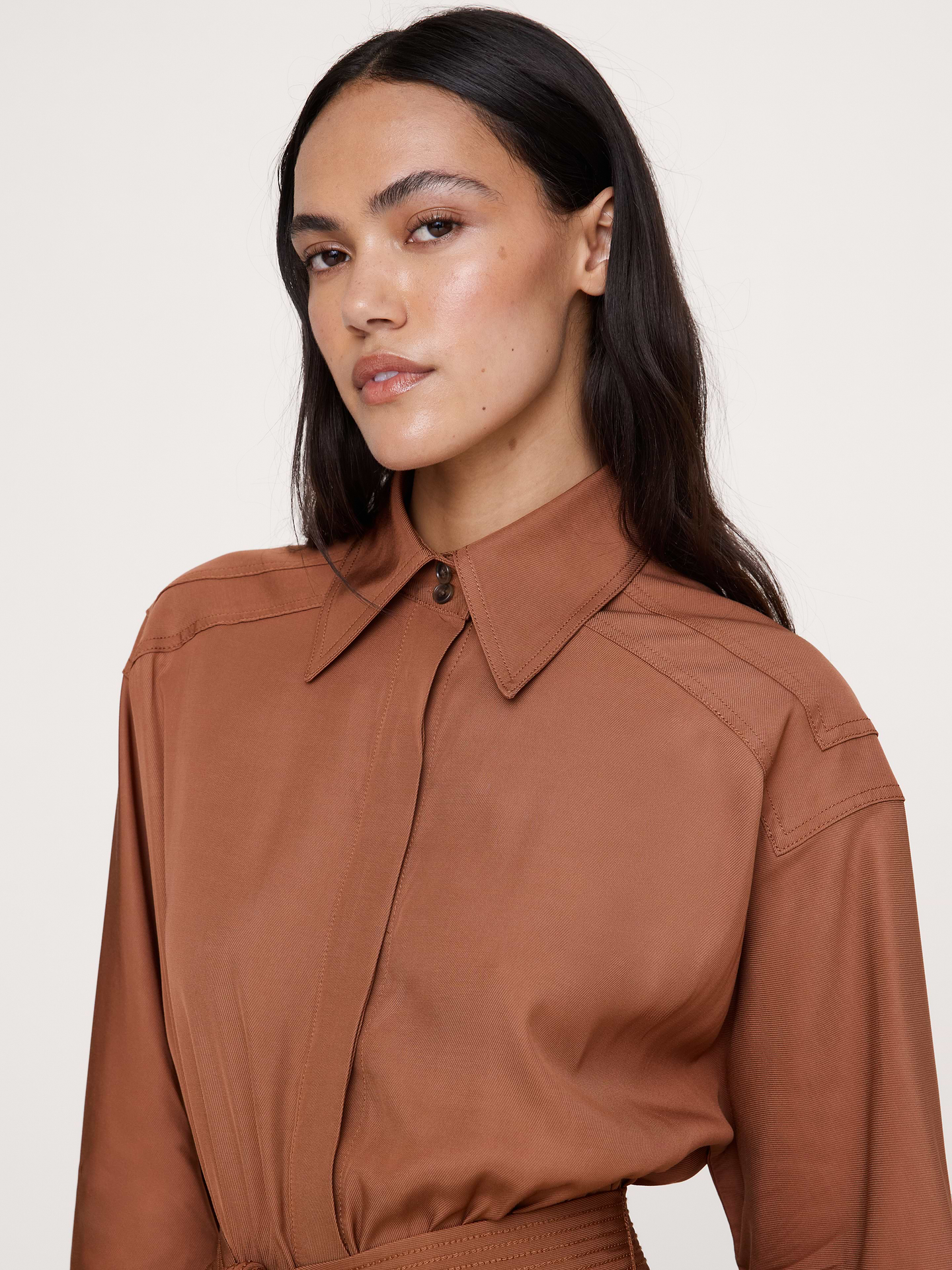 L'image numéro 4 présente Robe-chemisier mi-longue en viscose