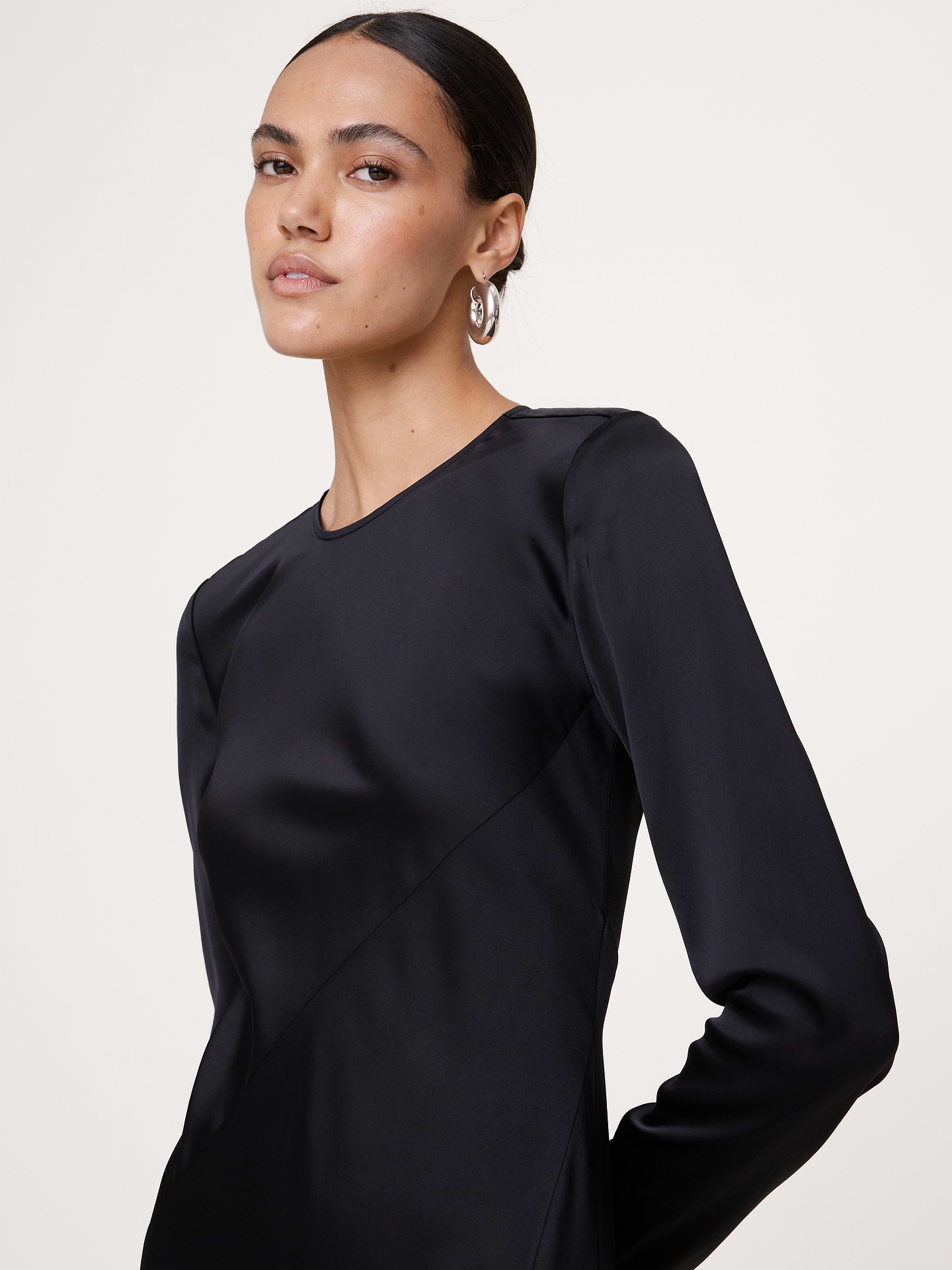 L'image numéro 4 présente Robe longue coupée en biais avec fente en satin extensible