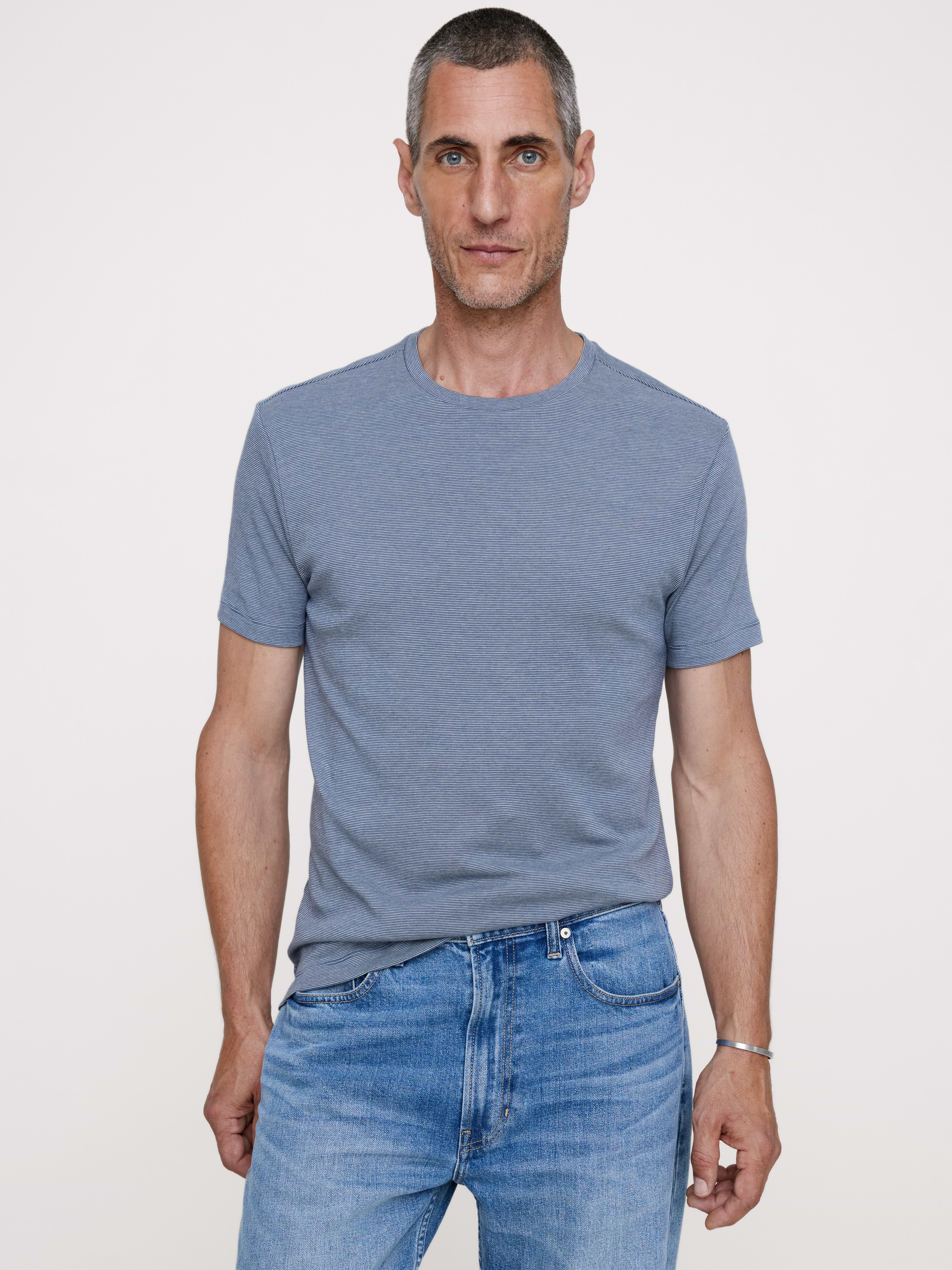 L'image numéro 1 présente T-shirt luxueux