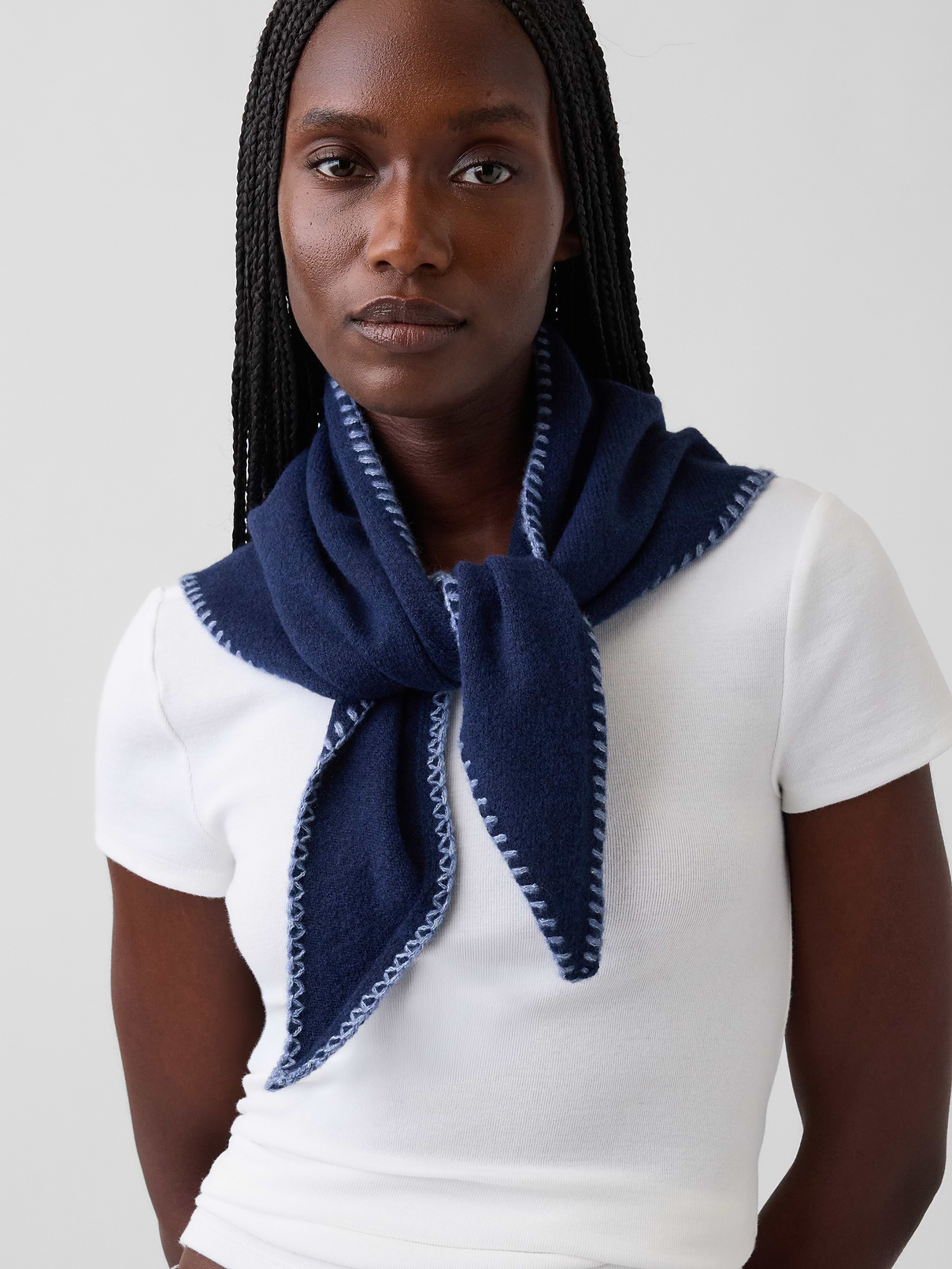 L'image numéro 2 présente Écharpe bandana à points roulés Effet cachemire