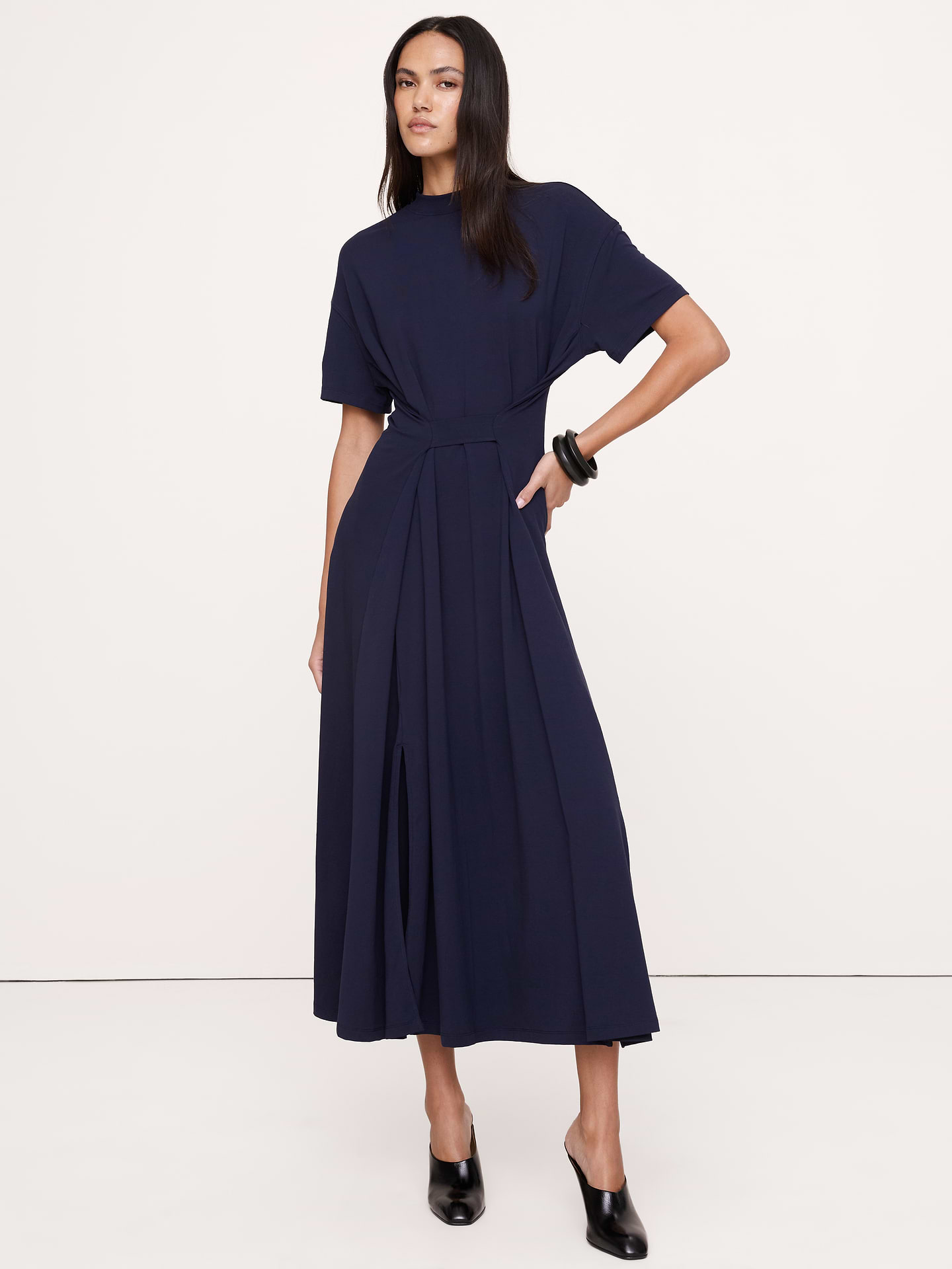 L'image numéro 1 présente Robe longue surdimensionnée en coton extensible à taille nouée