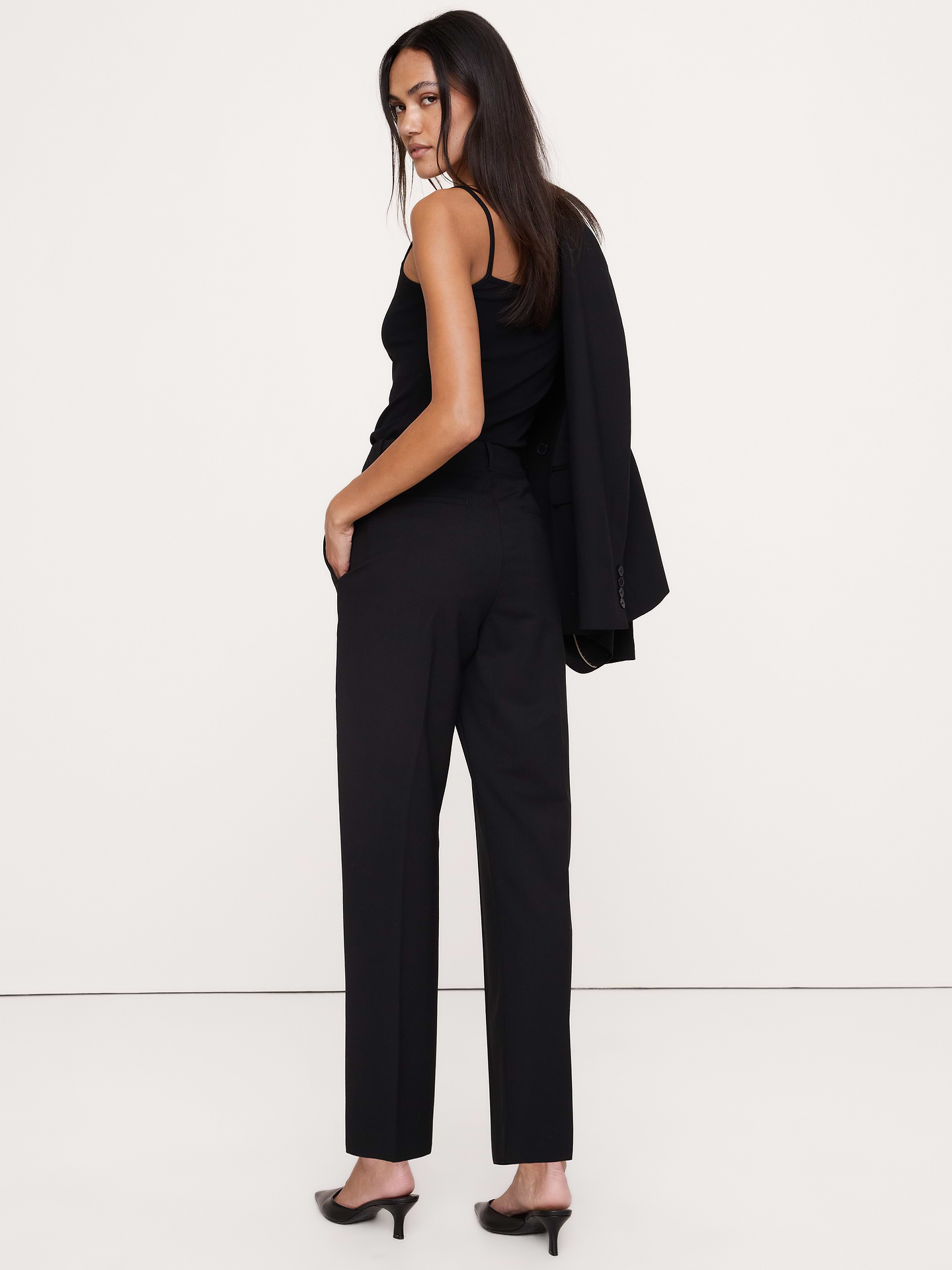 L'image numéro 2 présente Pantalon étroit à taille haute longueur cheville en laine italienne