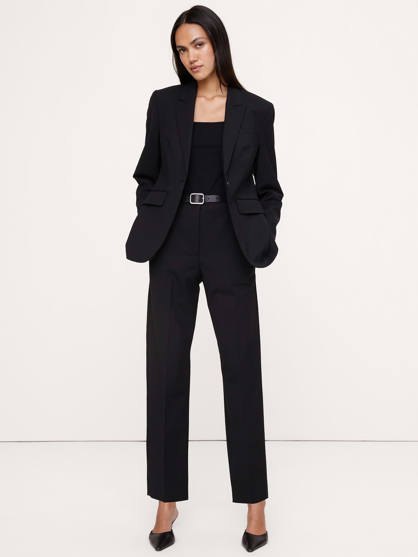 L'image numéro 1 présente Pantalon étroit à taille haute longueur cheville en laine italienne