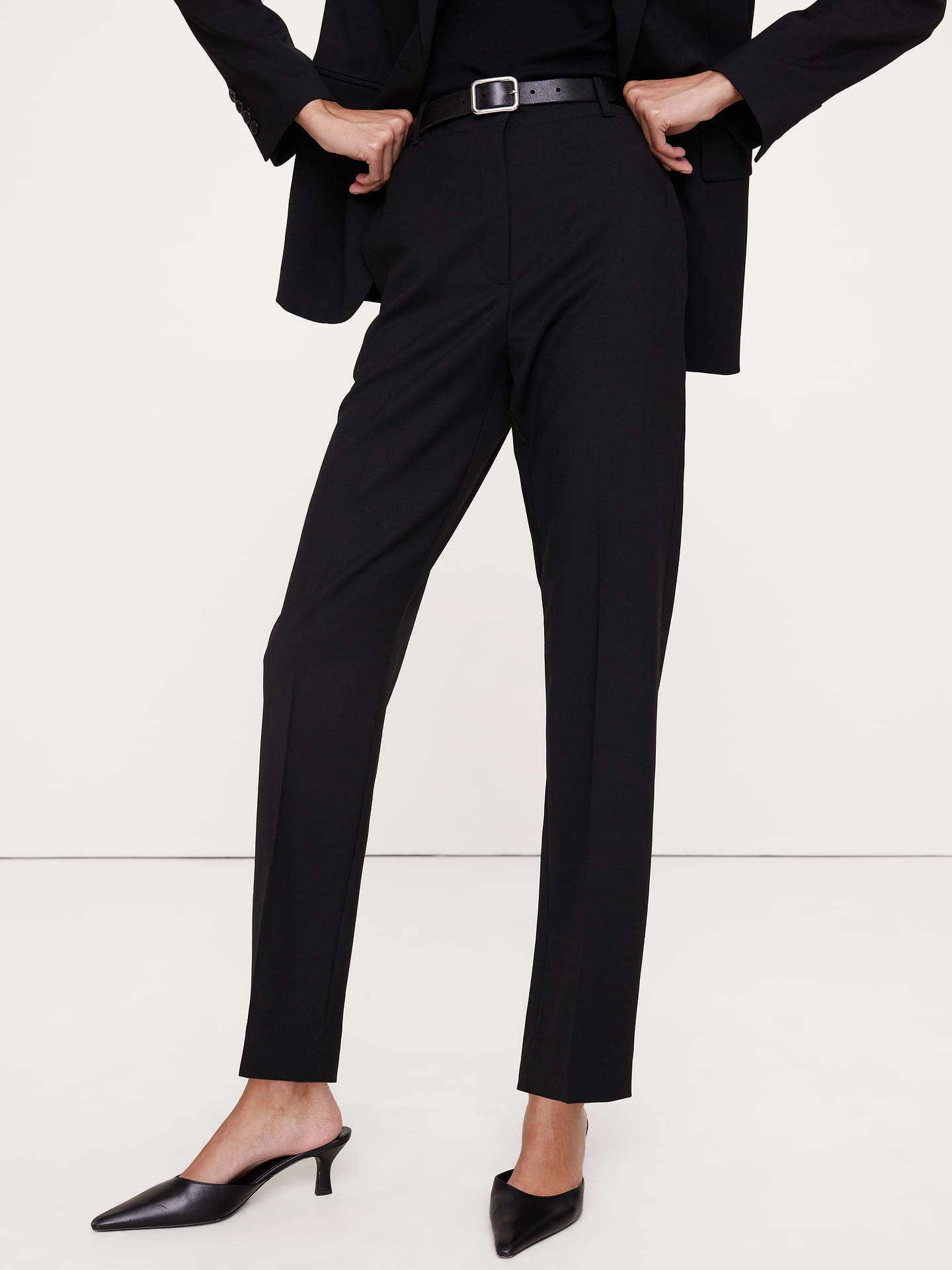 L'image numéro 3 présente Pantalon étroit à taille haute longueur cheville en laine italienne