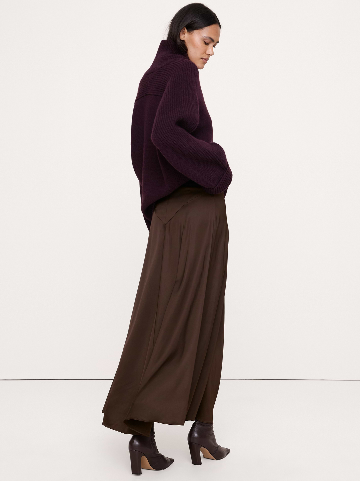L'image numéro 2 présente Jupe longue taille à basque en satin extensible