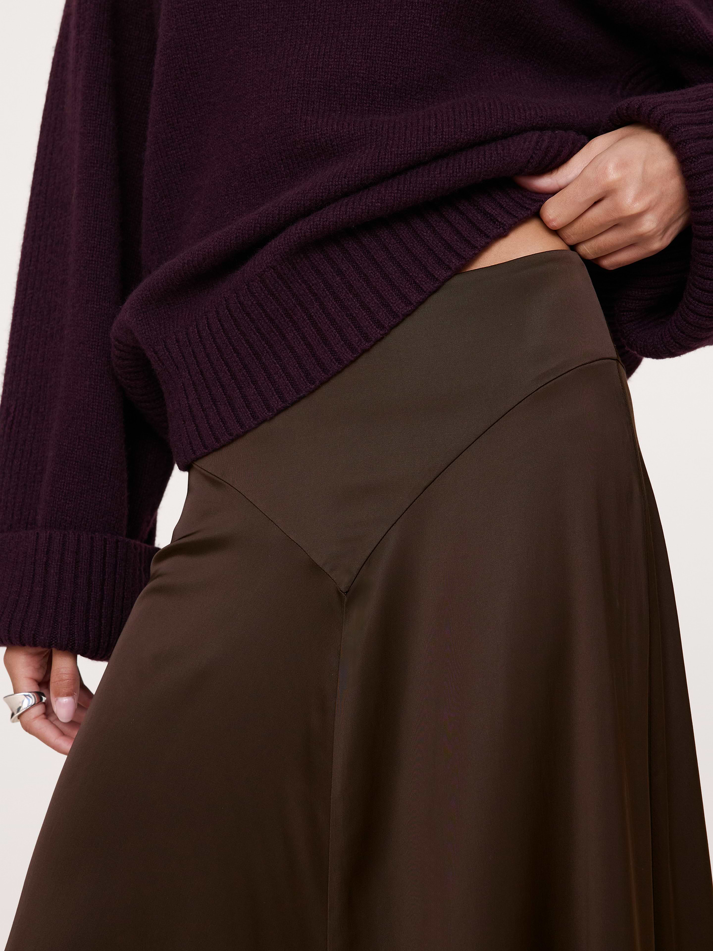 L'image numéro 3 présente Jupe longue taille à basque en satin extensible