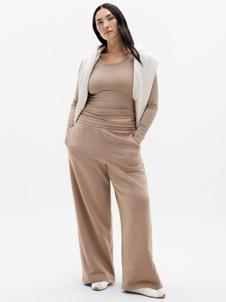 Image 1 of 5, FOR: Lounge and everyday movement, FEEL: Plush stretch fleece has a soft, brushed interior, FAVE: New and improved three-track waistband for extra support, Easy-access pockets to stash your essentials, Adjustable internal drawcord in waistband, Product #1174473