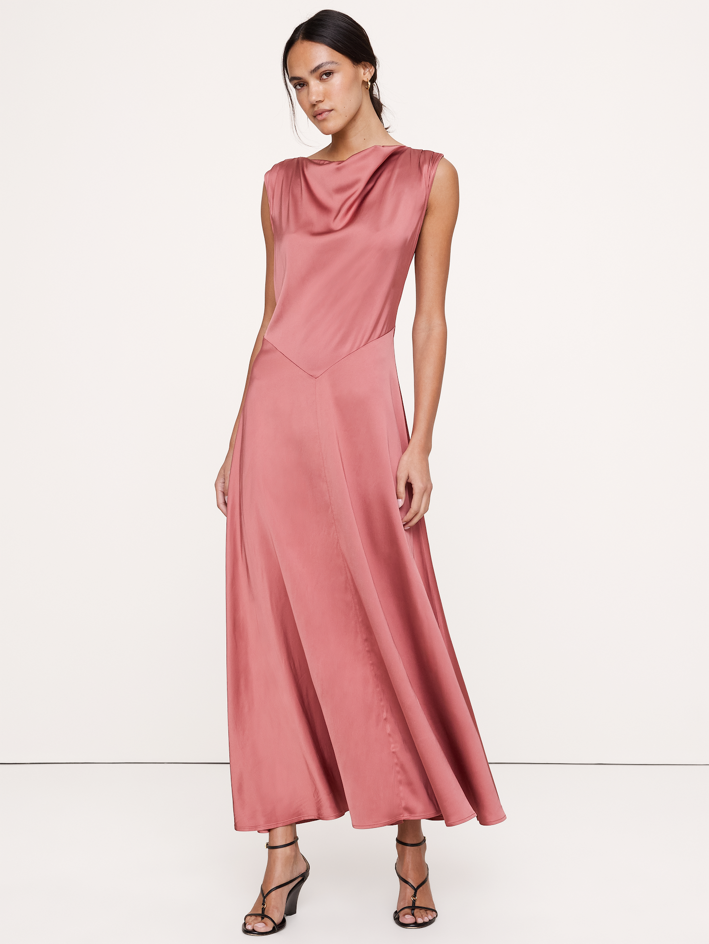L'image numéro 1 présente Robe longue à col cagoule en satin extensible