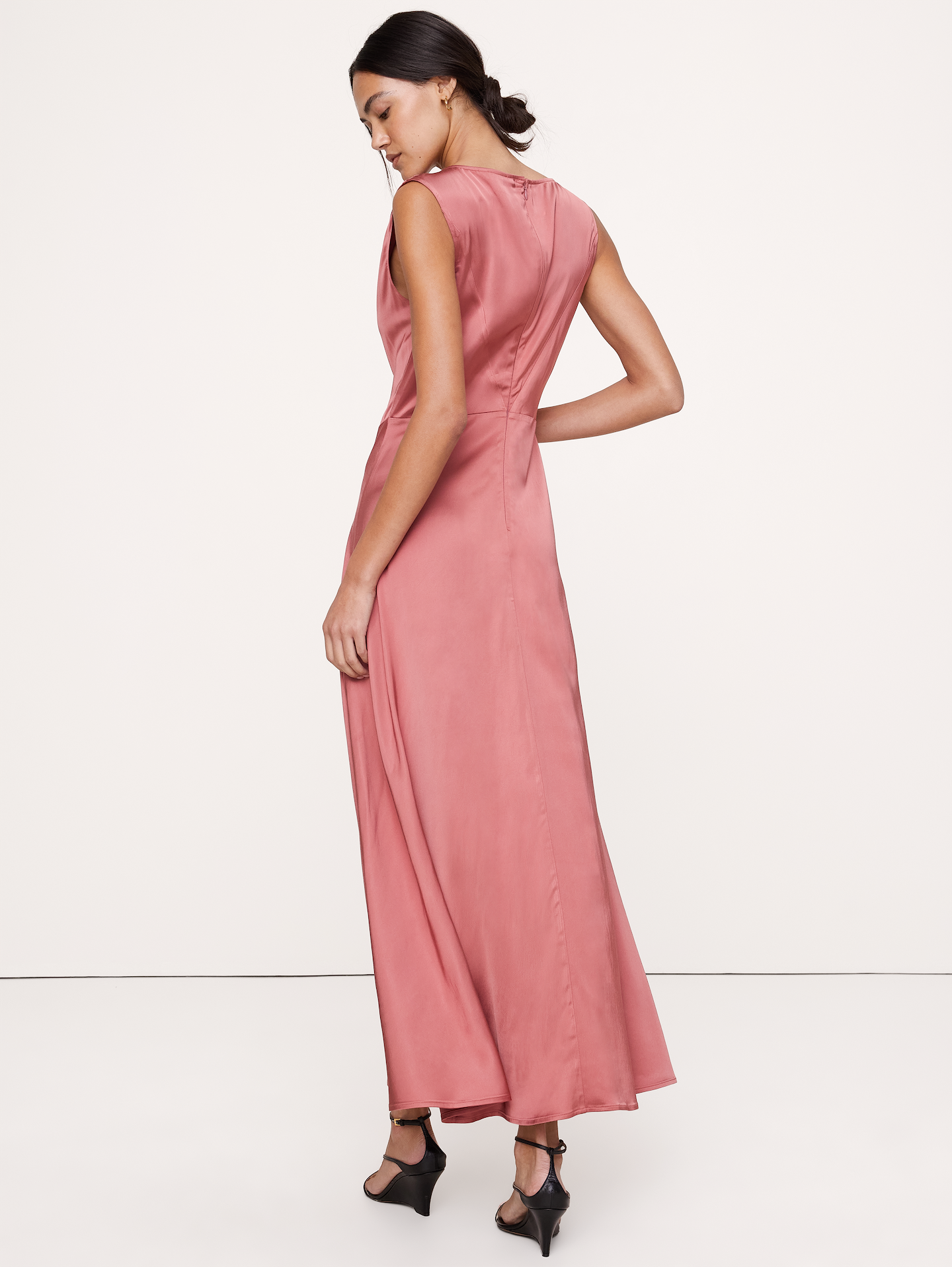 L'image numéro 6 présente Robe longue à col cagoule en satin extensible