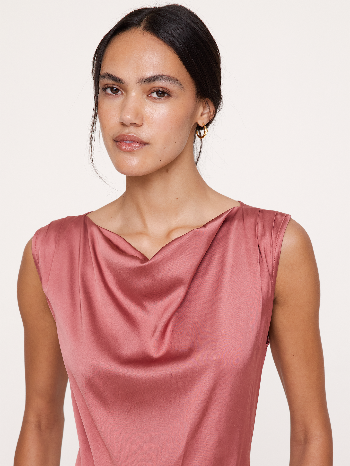 L'image numéro 7 présente Robe longue à col cagoule en satin extensible