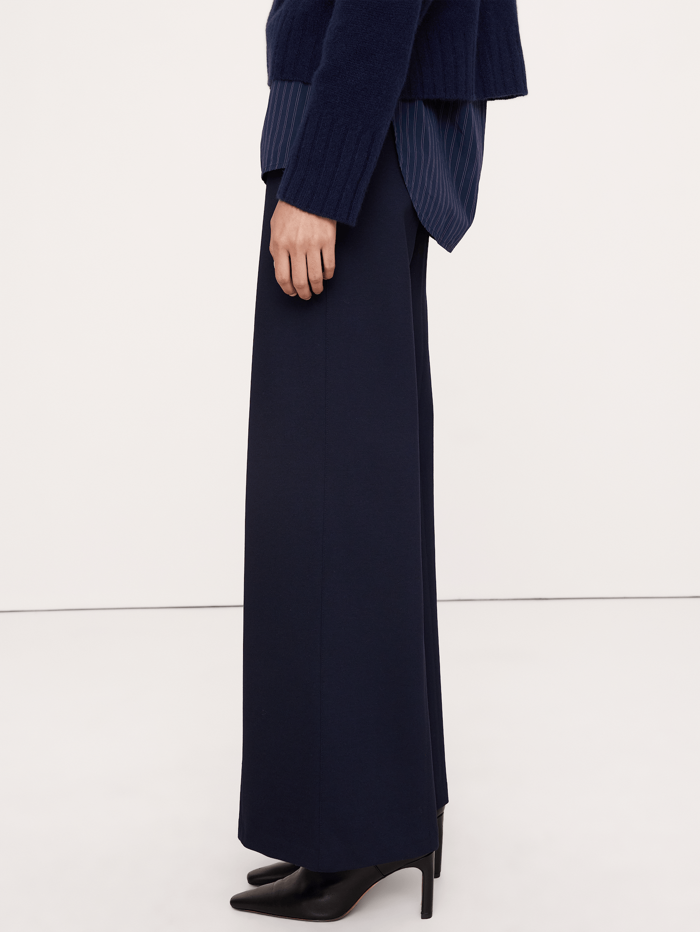 L'image numéro 4 présente Pantalon à taille haute extensible et jambe large tout-aller en tricot point de Rome