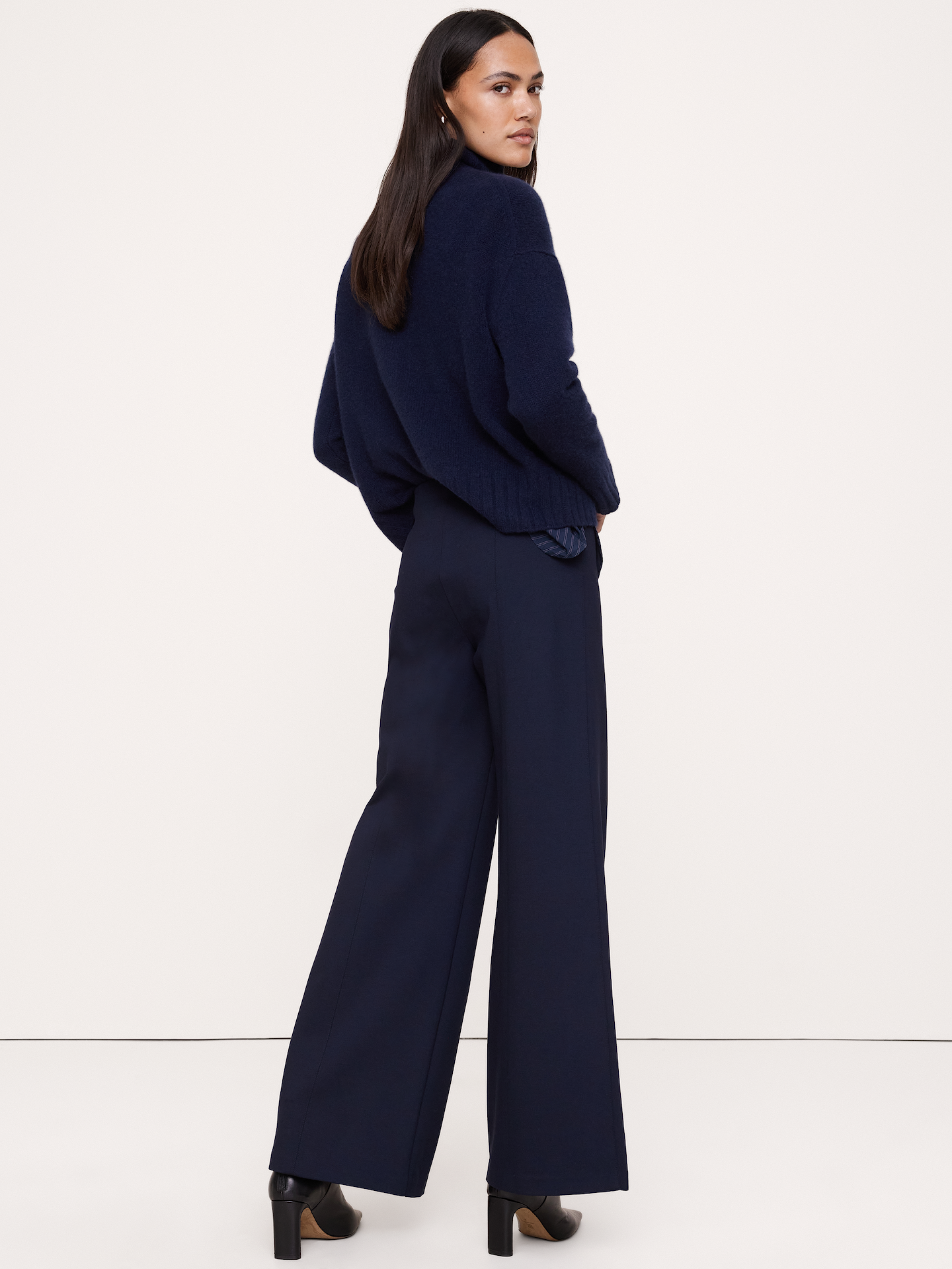 L'image numéro 3 présente Pantalon à taille haute extensible et jambe large tout-aller en tricot point de Rome