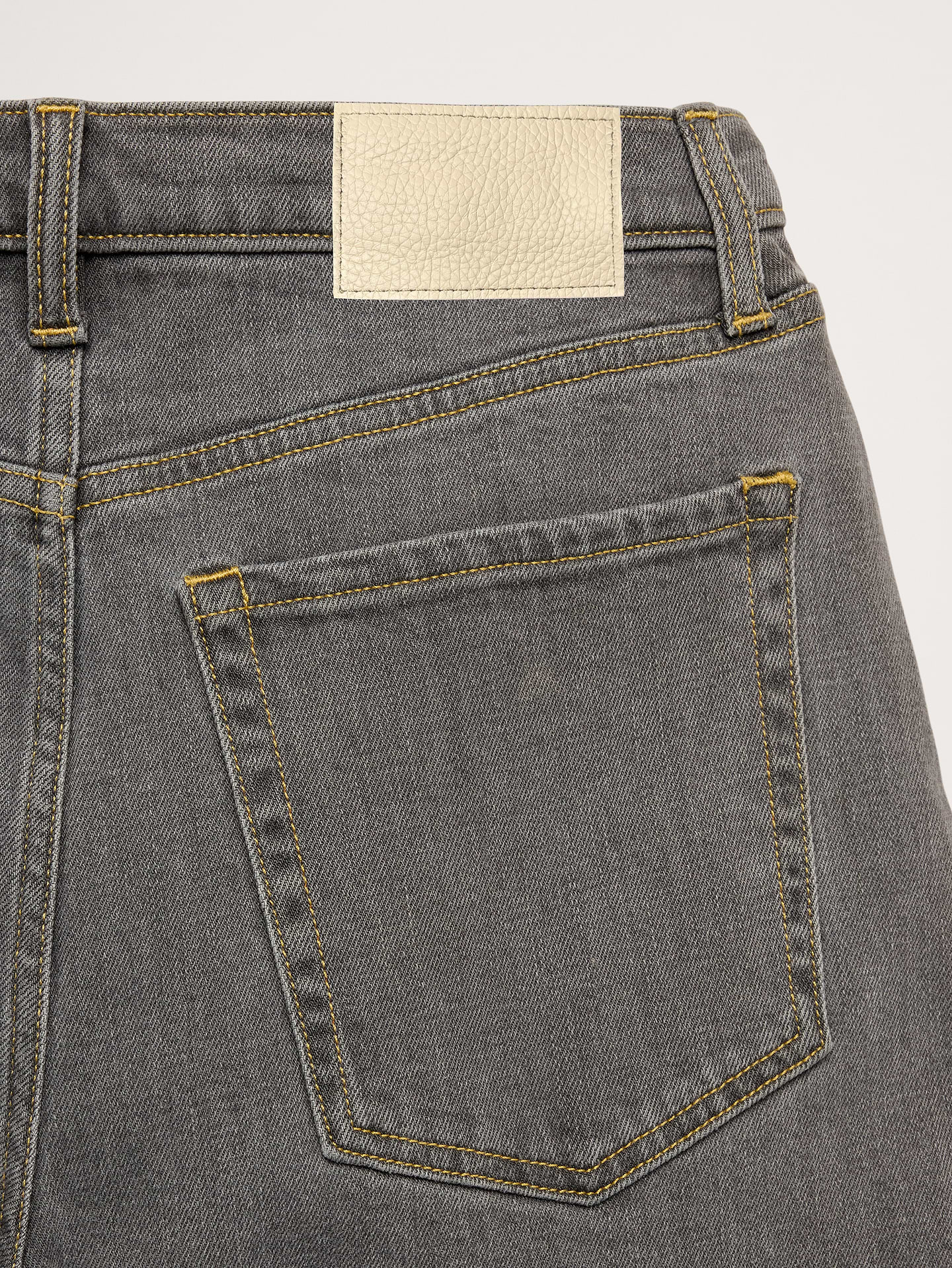 L'image numéro 7 présente Jean court coupe baril taille mi-basse