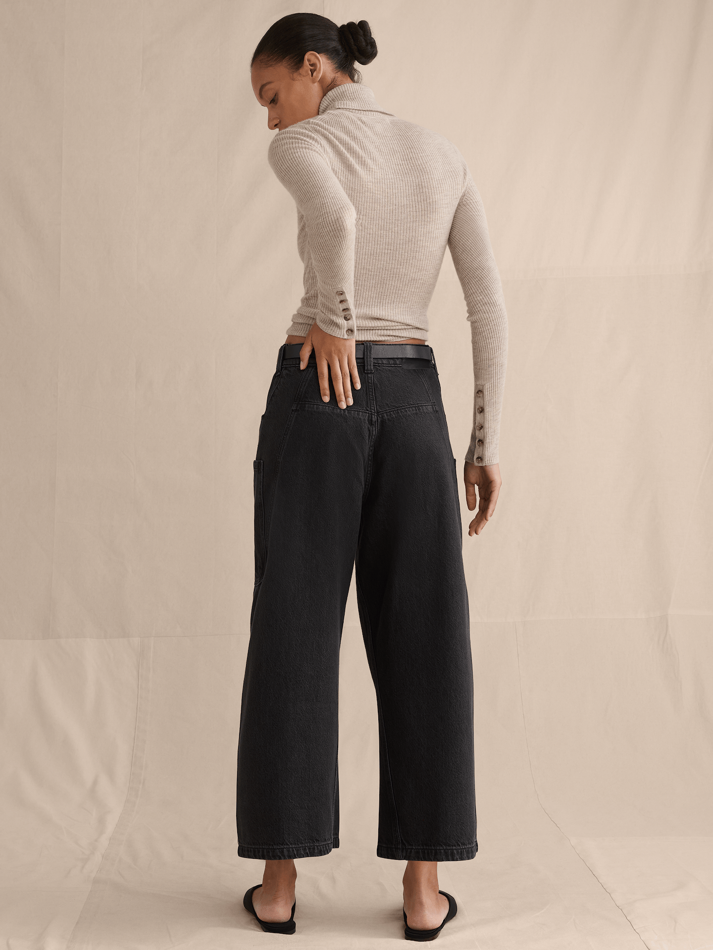 L'image numéro 2 présente Jean court ample à taille basse