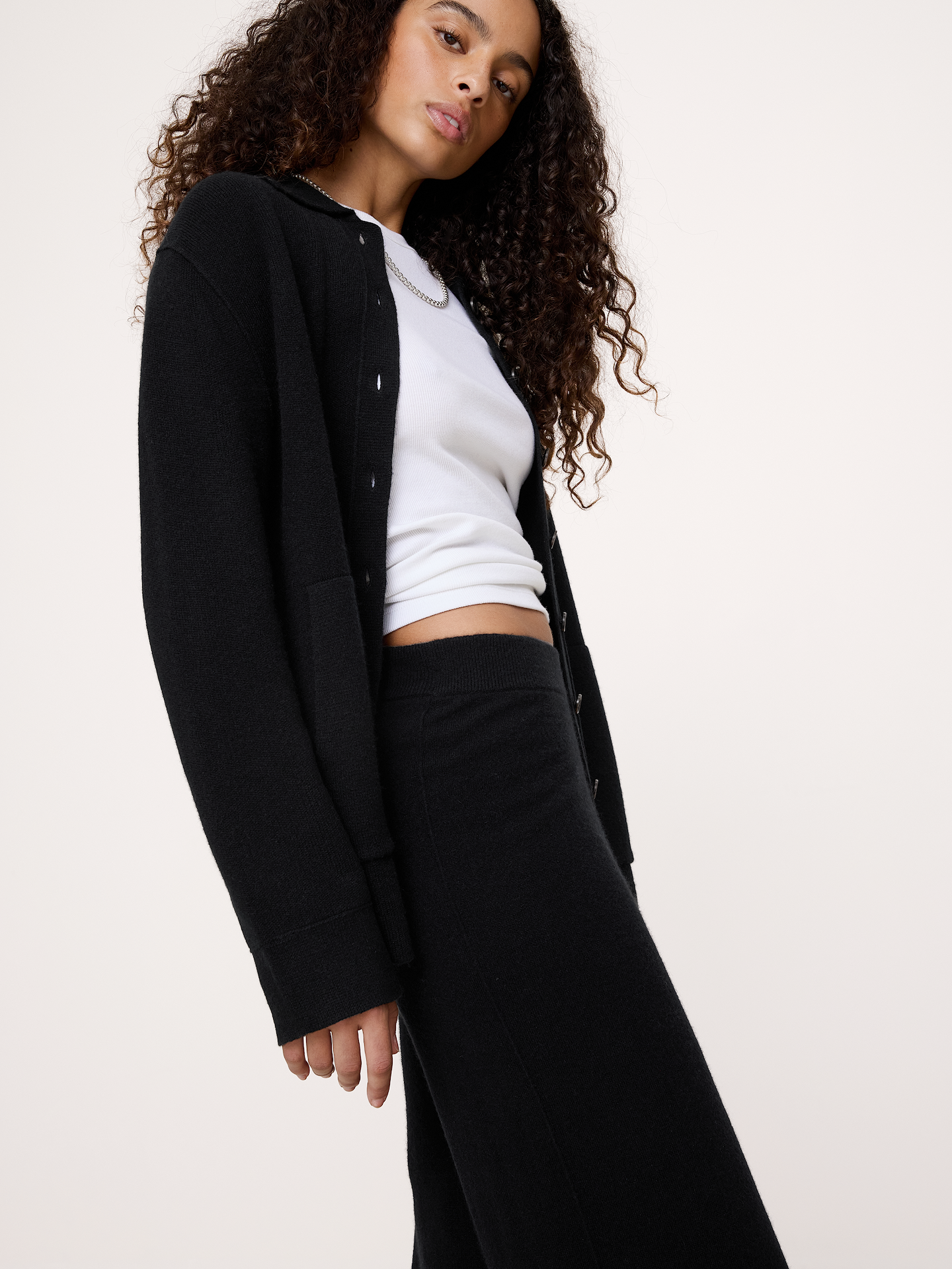 L'image numéro 5 présente Pantalon droit à taille mi-basse extensible en cachemire