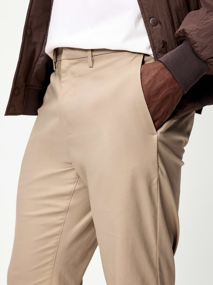 L'image numéro 4 présente Pantalon chino étroit Tech inégalé 4.0