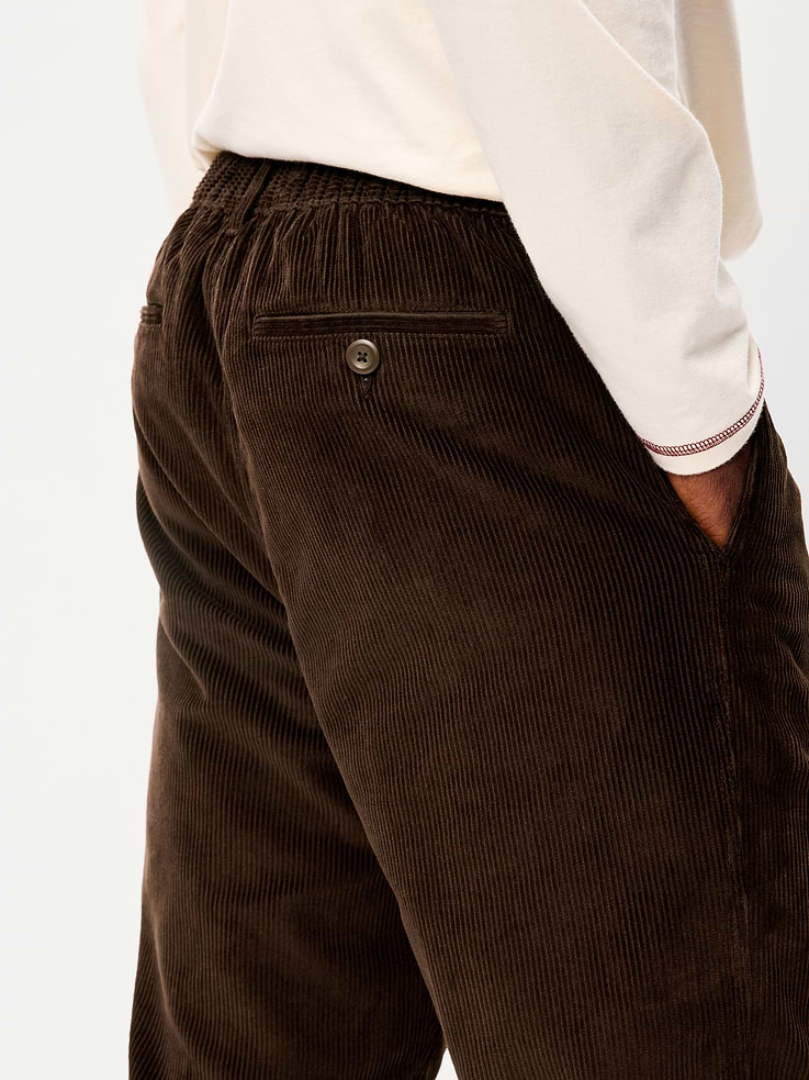 L'image numéro 4 présente Pantalon coupe ample années 90 en velours côtelé