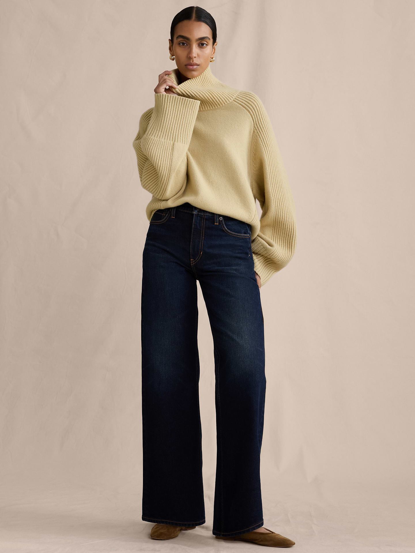 Image 1 de 8, Notre jean à jambe large emblématique avec une coupe ajustée à la taille et aux hanches qui allonge la silhouette. Article en denim extensible confortable tissé dans un mélange de coton et de lyocell TENCEL™ ultra-doux., Coupe à jambe large emblématique: taille haute (29 cm). Hanches et cuisses décontractées, jambe droite. Pleine longueur., Braguette à glissière avec fermeture à bouton. Passants de ceinture., Modèle à cinq poches., Produit #826977