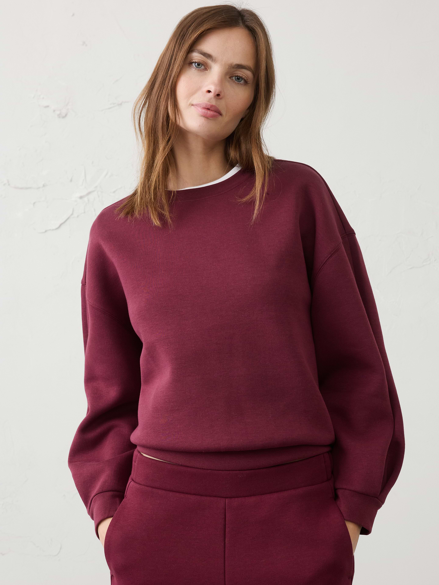 Image 1 of 4, Crafted from our best‑selling Weekender fabric, this sweatshirt combines exceptional softness with built‑in stretch for all‑day comfort and ease of movement. Comfortable yet polished, it’s an effortless go‑to for everyday wear., Crew neck. Long sleeves with folded band cuffs., Drop shoulders., Made exclusively for Banana Republic Factory., Product #1185883