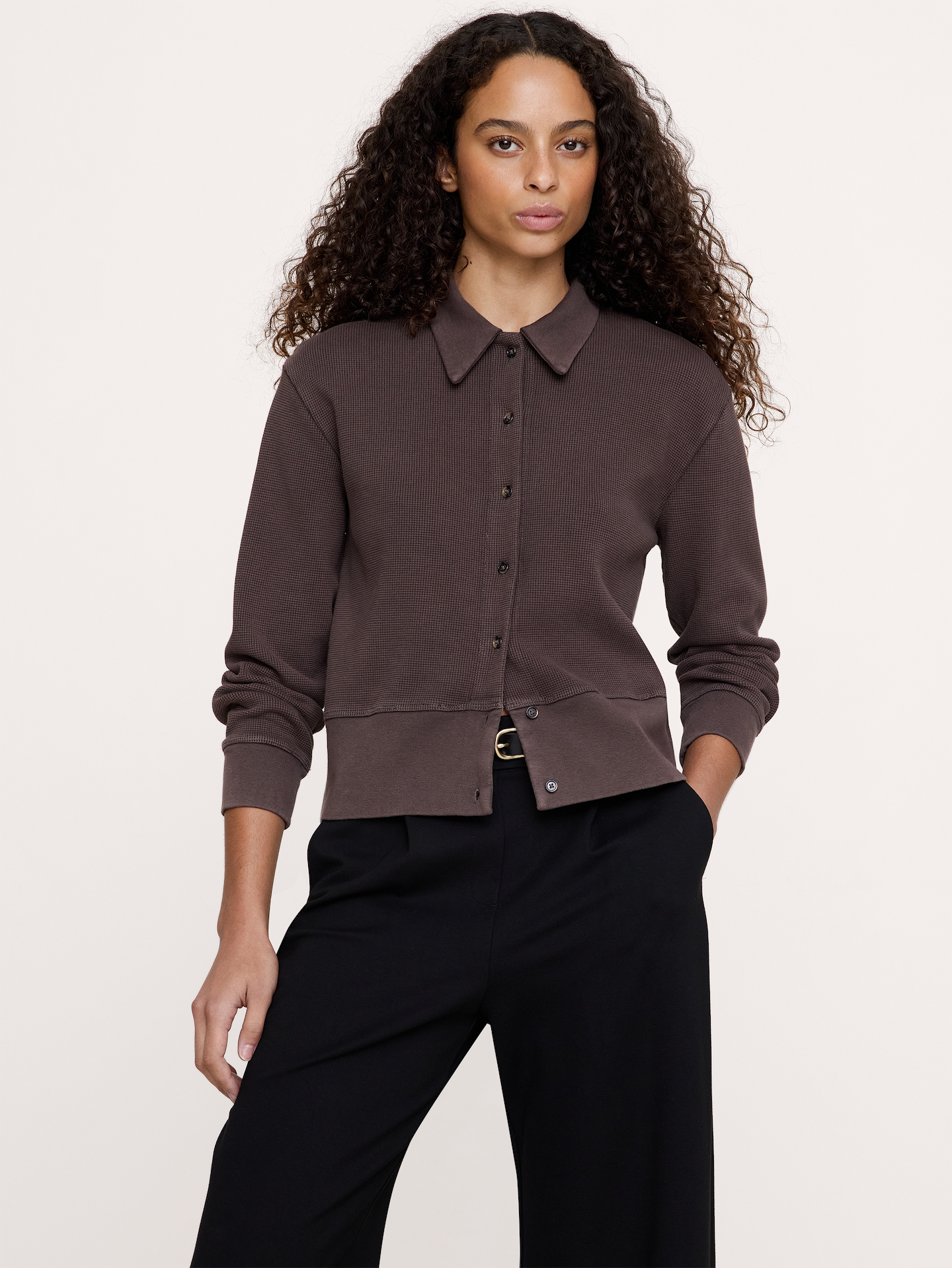 Image 1 de 4, Nous avons confectionné ce cardigan en coton épais avec un tricot gaufré. De plus, le tissu est spécialement lavé pour une douceur incroyable., Coupe décontractée: coupe droite et ample., Col italien avec fermeture boutonnée., Ourlet droit., Produit #1188283
