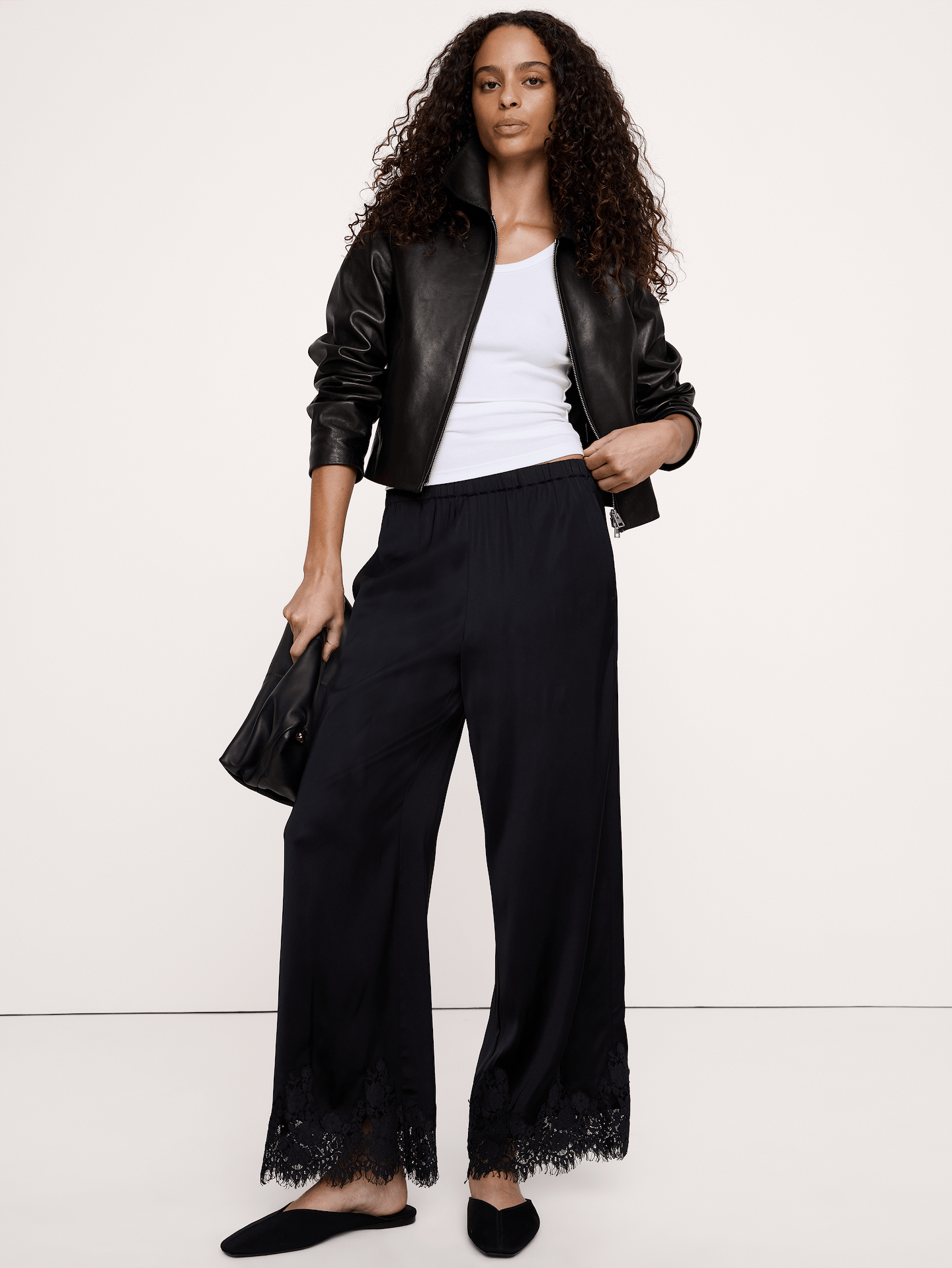 Image 3 de 8, Pantalon à taille élastique en satin extensible avec bordure en dentelle