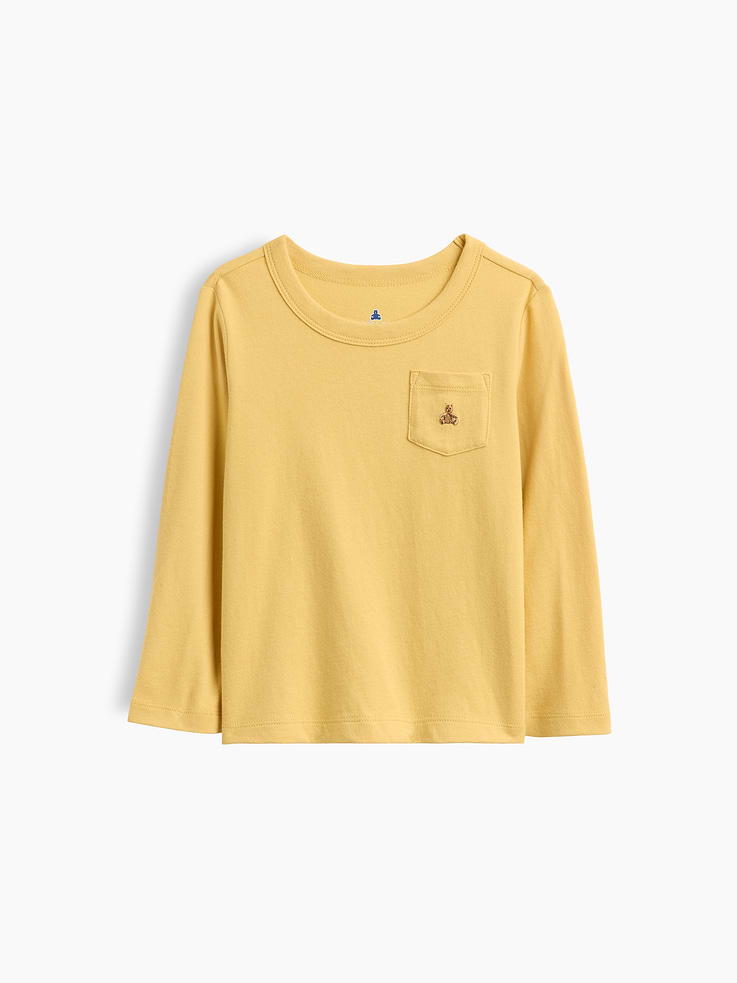 Image 1 de 2, Notre tenue instantanée préférée, la vôtre et la leur aussi. Des modèles à agencer à volonté qui vont de la garderie ou de la maternelle au terrain de jeu en un clin d’œil. Ils sont tous confectionnés en coton doux., Jersey de coton doux., Ras du cou., Manches longues., Certains modèles sont dotés d’une poche appliquée ornée d’un ours Brannan brodé sur la poitrine., Certains modèles comportent des manches raglan de couleurs contrastantes., Fait de 100 % de coton qui répond aux normes du programme U.S. Cotton Trust Protocol. Les fermes membres du programme s’engagent à améliorer leur empreinte environnementale en réduisant la consommation d’eau et en améliorant la diversité des sols (Numéro de la demande: 10127)., Ce produit a été fabriqué dans une usine qui investit dans l’égalité des genres et l’autonomisation des femmes grâce au programme Reimagining Industry to Support Equality (RISE). Pour en savoir plus, visitez gapinc.com/equite ., Produit #814270