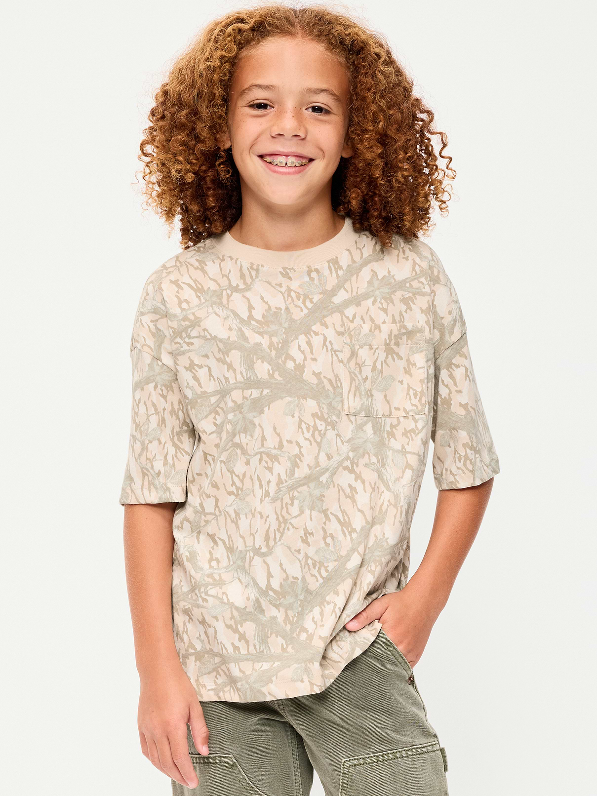 L'image numéro 1 présente T-shirt surdimensionné à manches courtes et à poche pour garçon
